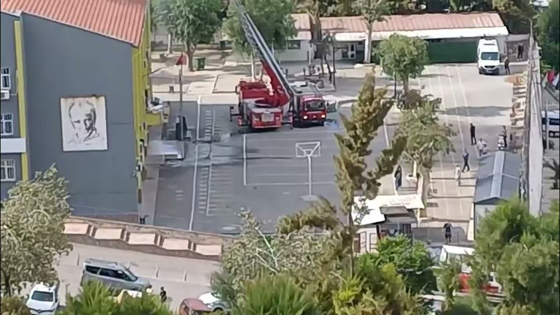 İzmir'de ortaokulun çatısında yangın
