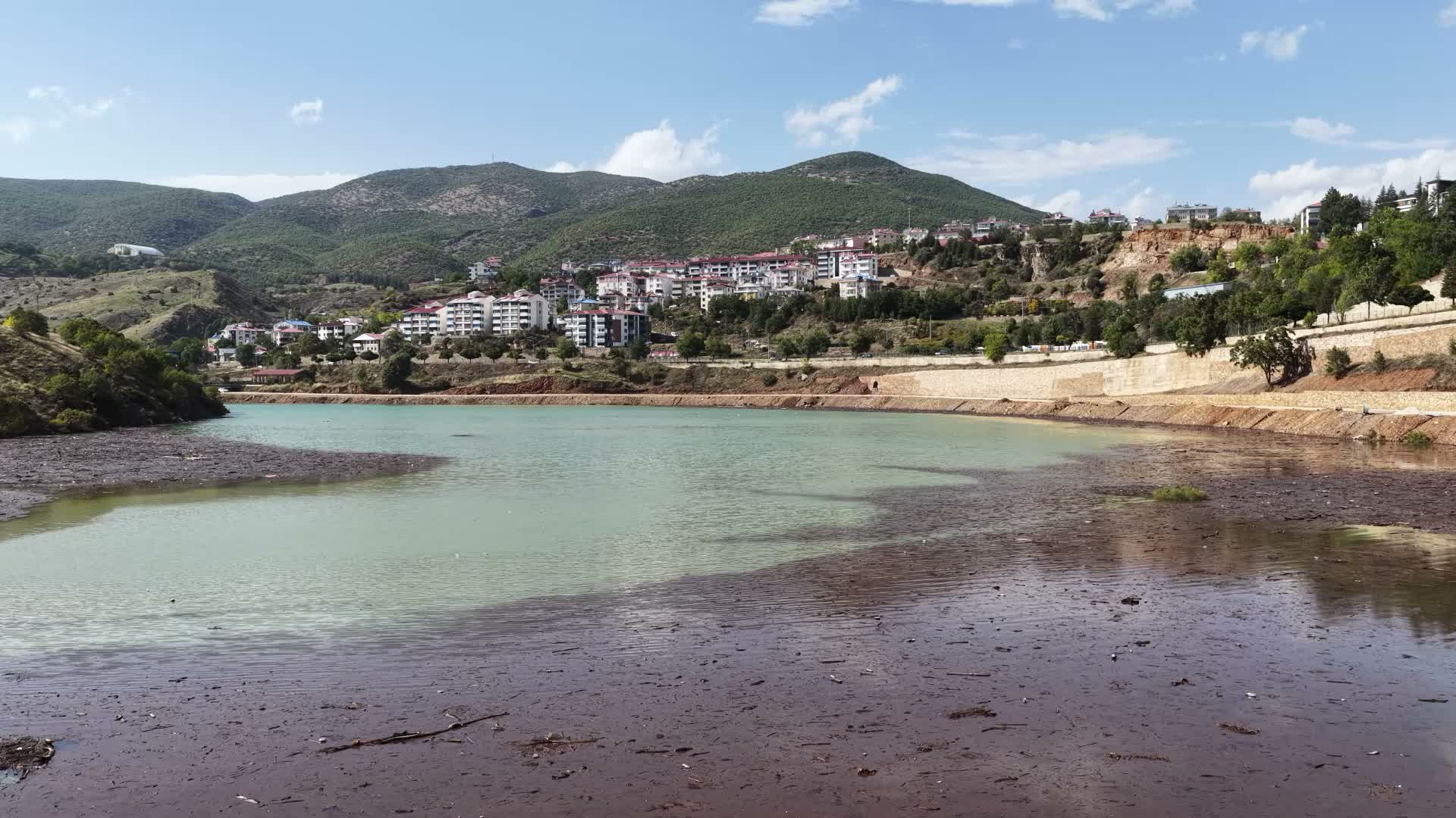 Munzur Nehri’nin yükselen suları baraj gölü kıyısında atık birikimine yol açtı