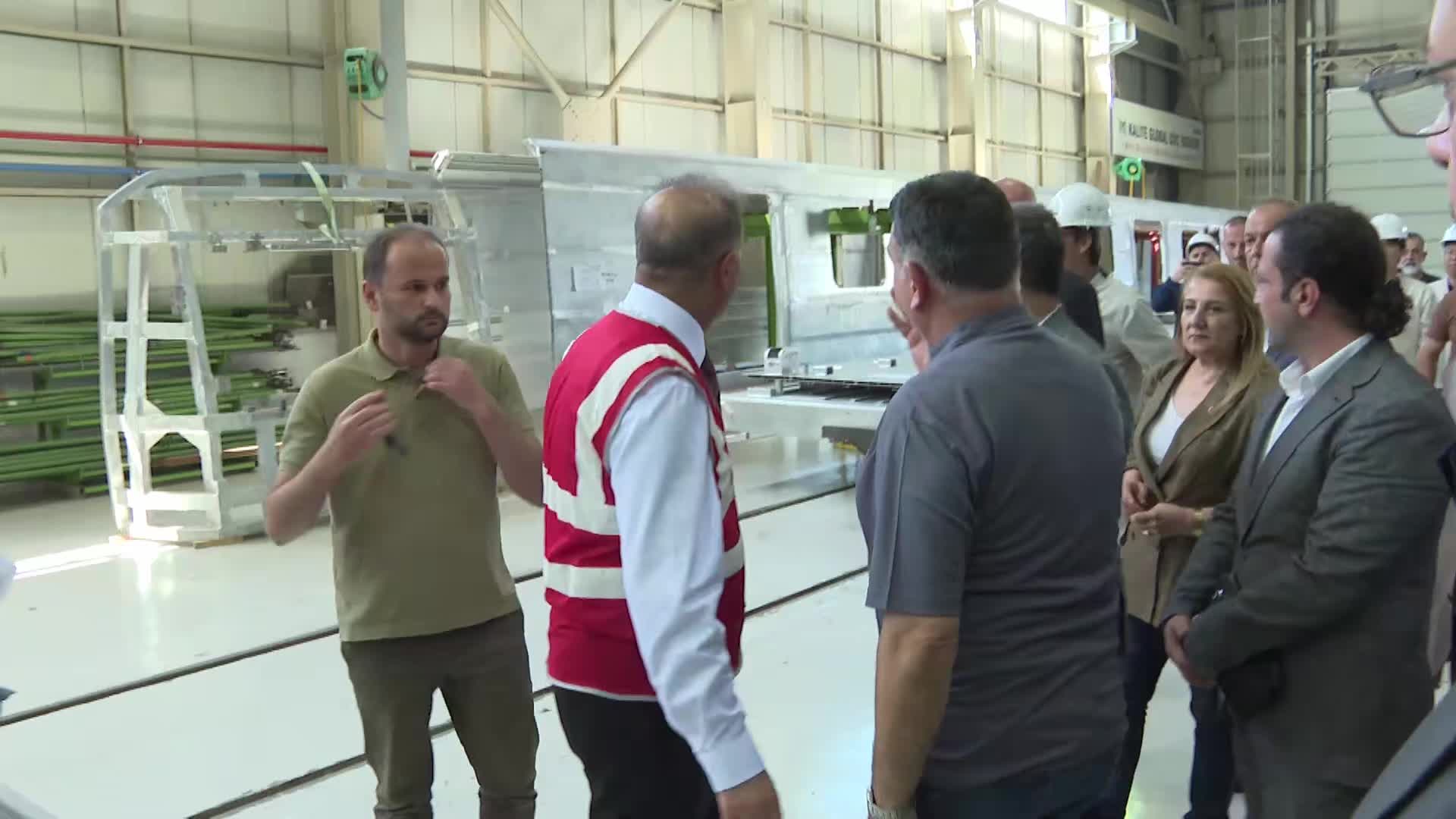 Nuri Aslan, İBB'nin üretimi devam eden yeni nesil metro ve tramvay araçlarını inceledi