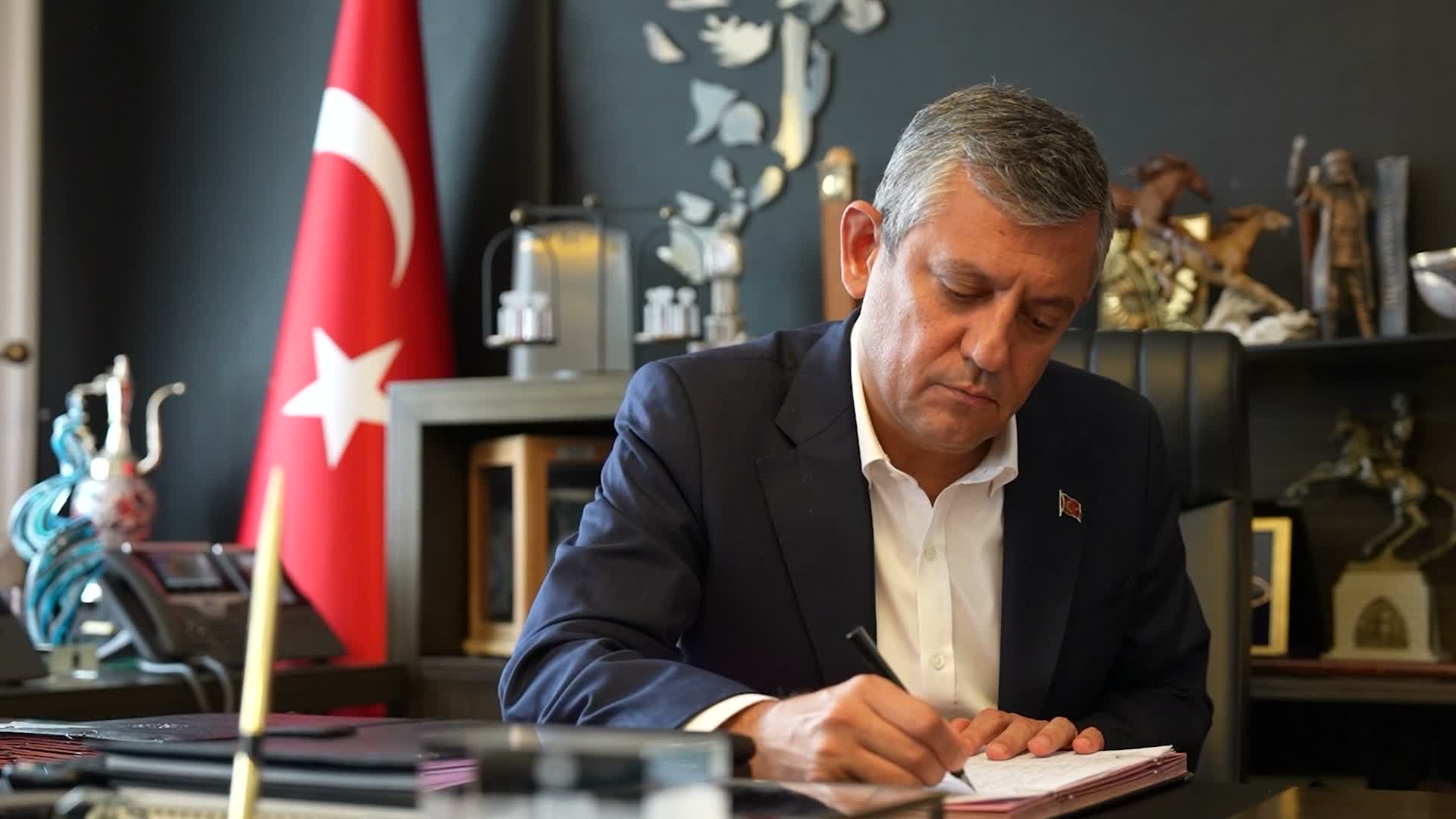 91 CHP milletvekili partilerinden istifa ederek YENİ Parti'nin kurucusu oldu