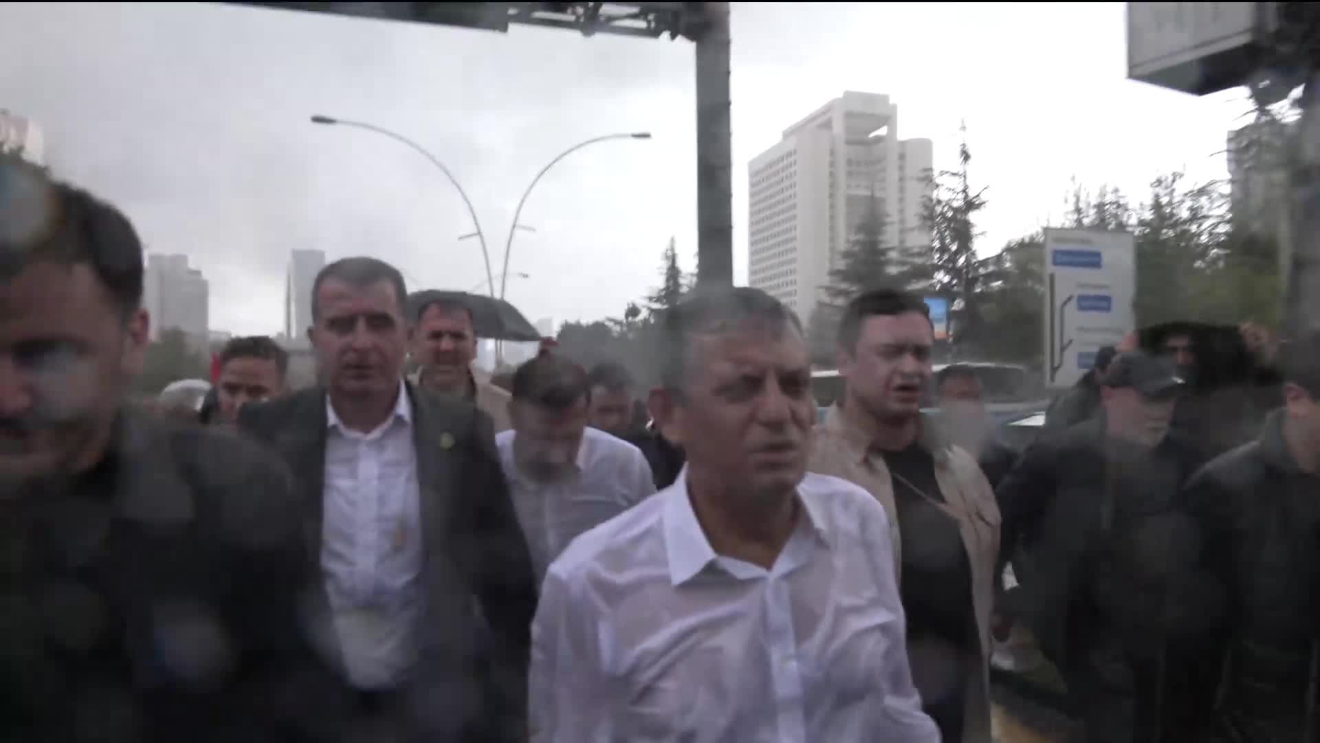 CHP Genel Başkanı Özgür Özel, CHP Genel Merkezi'nden TBMM'ye yürüdü