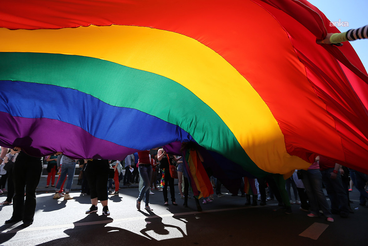 LGBTİ+ derneklerinden "Ailem Güvende" operasyonlarına tepki: "LGBTİ+ olmak suç değildir"