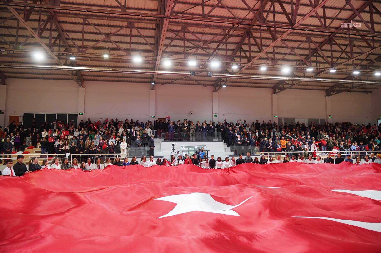 Ayvalık’ta Cumhuriyet coşkusu salonlara sığmadı