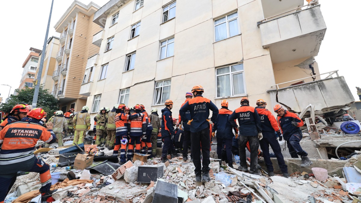 Tamamen kayma ve yıkılma tehlikesi olan bina üstten yıkılmaya başlanacak