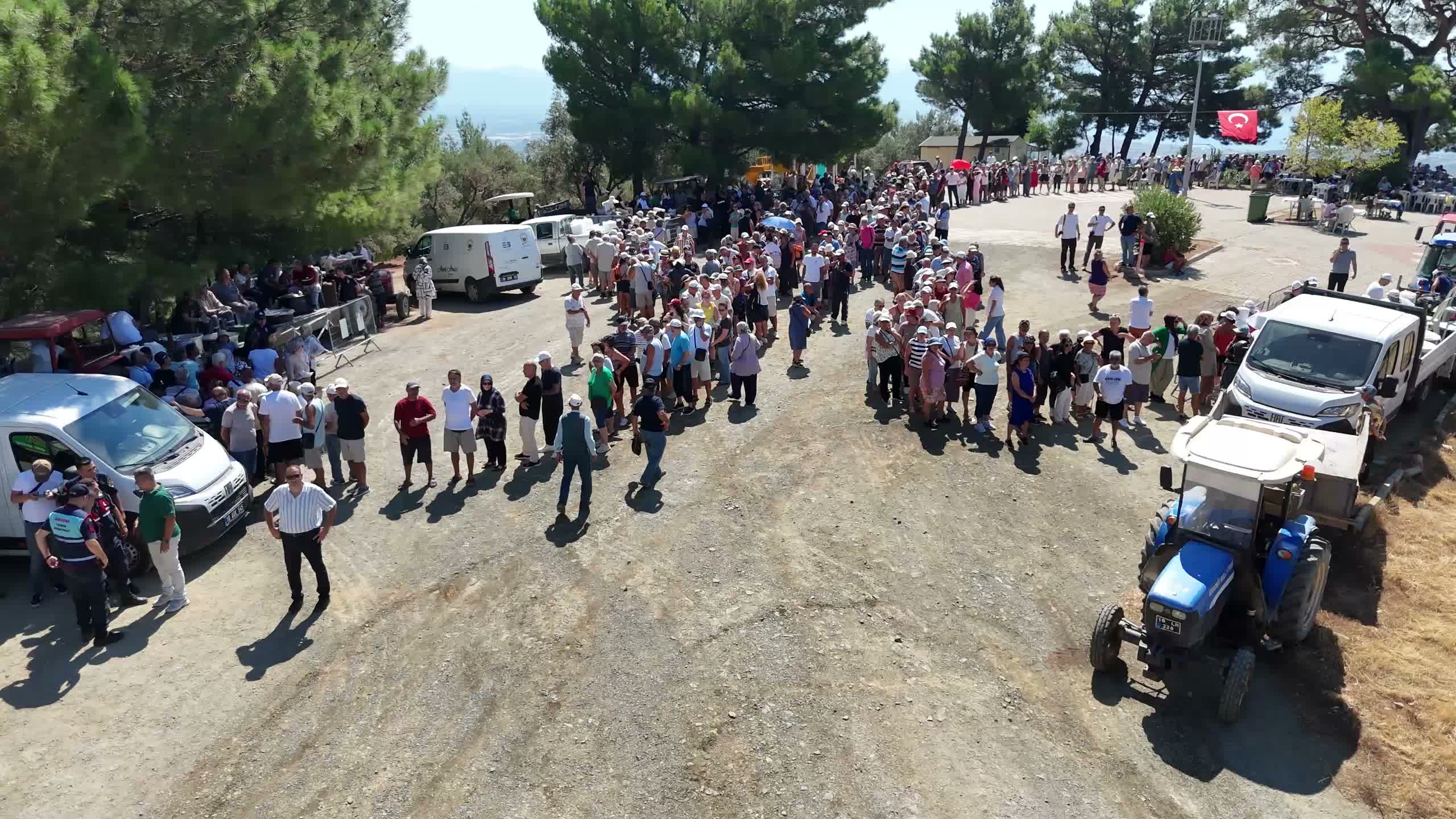 Edremit Belediyesi'nin düzenlediği 36. Geleneksel Güre Sarıkız Hayrı'na yoğun ilgi