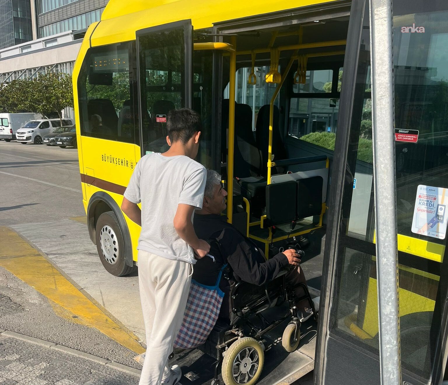 Bursa Büyükşehir Belediyesi, özel gereksinimli bir öğrenciyi sınava ulaştırdı