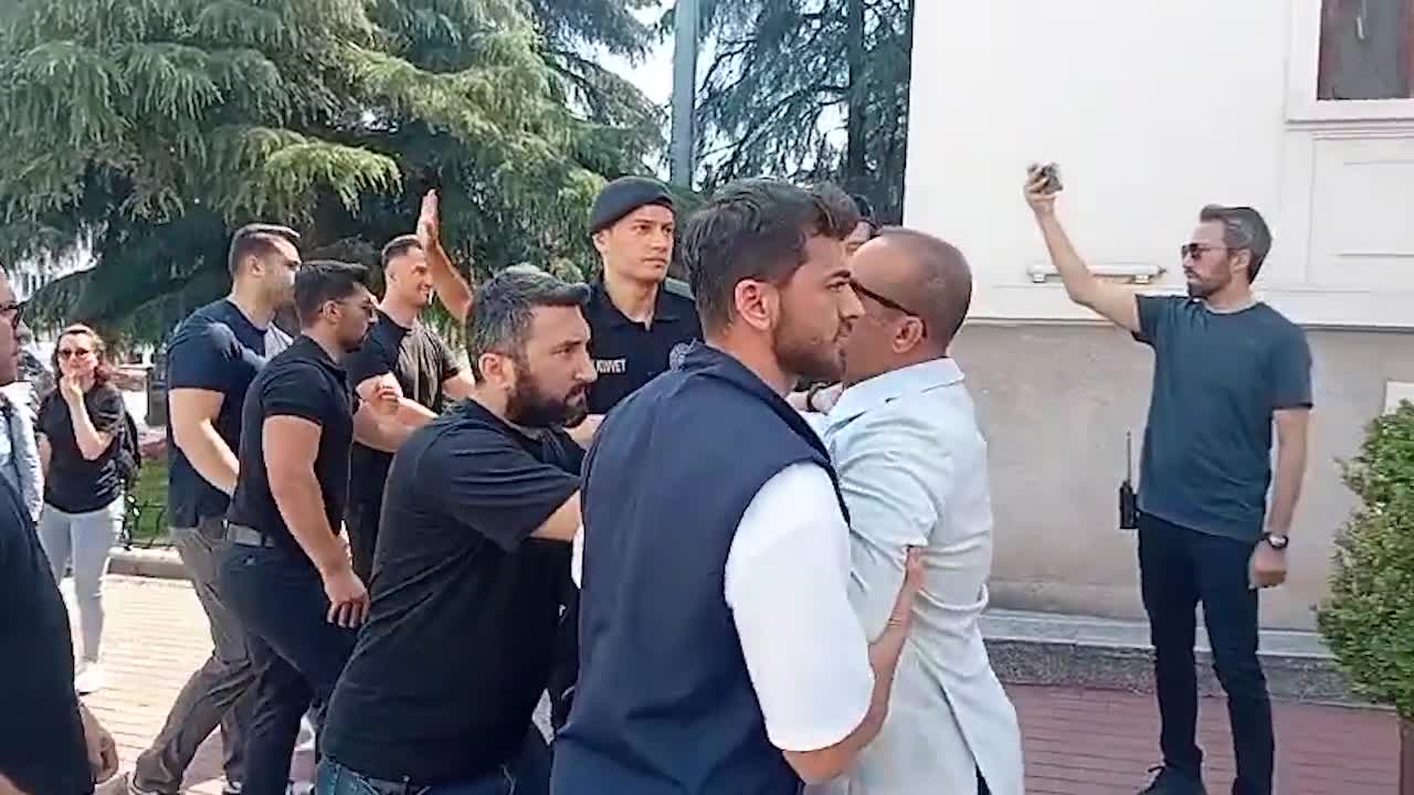 Eğitim-İş Şube Başkanı Rona, koruma polislerinin engellemesine rağmen Bakan Tekin ile görüştü