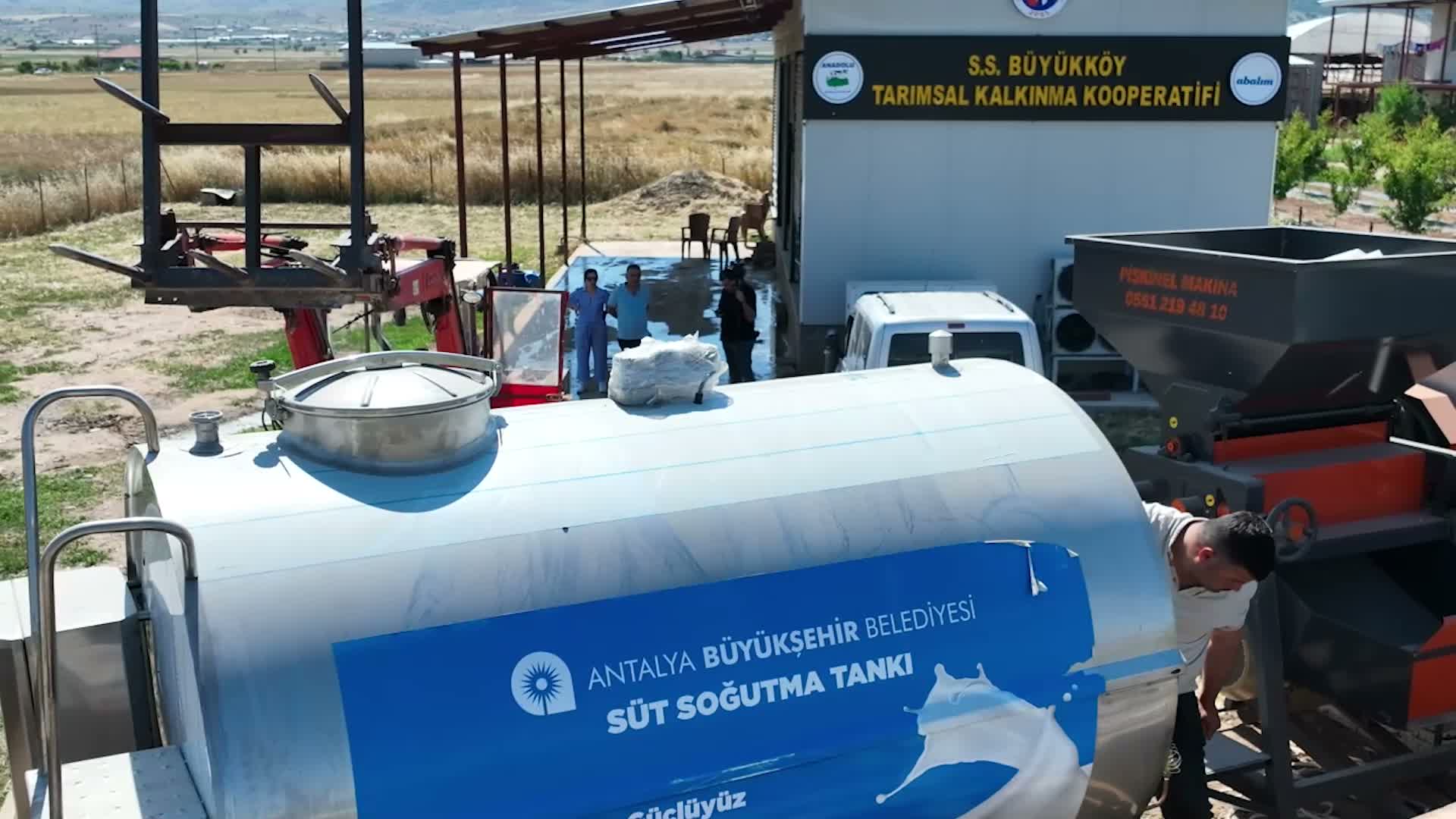 Antalya Büyükşehir Belediyesi'nden Korkutelili üreticiye makine desteği