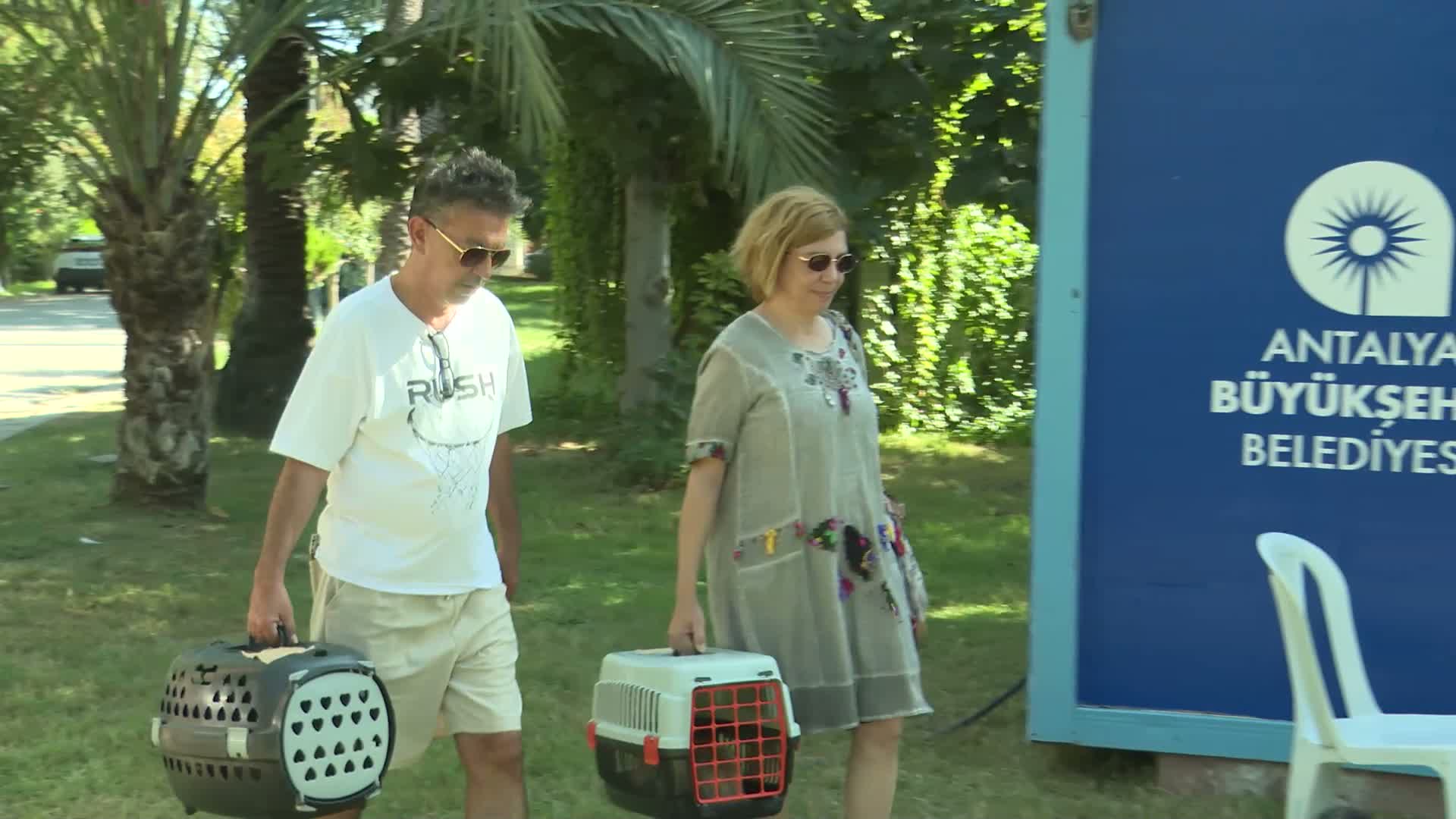 Antalya Büyükşehir Belediyesi’nin "Mobil Kısırlaştırma Ünitesi" 6 Kasım'a kadar Karaalioğlu Parkı’nda