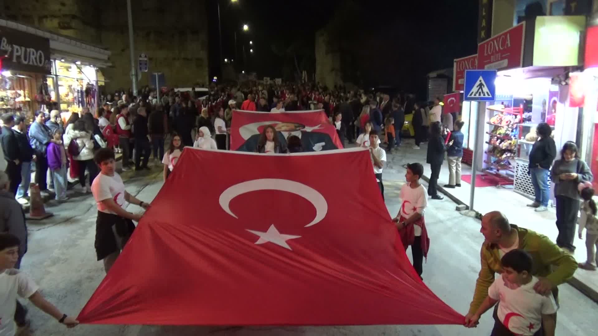 Sinop'ta cumhuriyet bayramı kutlamaları dolayısıyla fener alayı düzenlendi