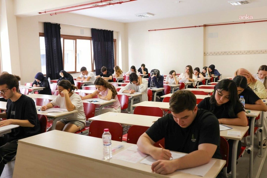 Silivri Belediyesi Eğitim Akademisi'nden üniversite adaylarına gerçek sınav deneyimi