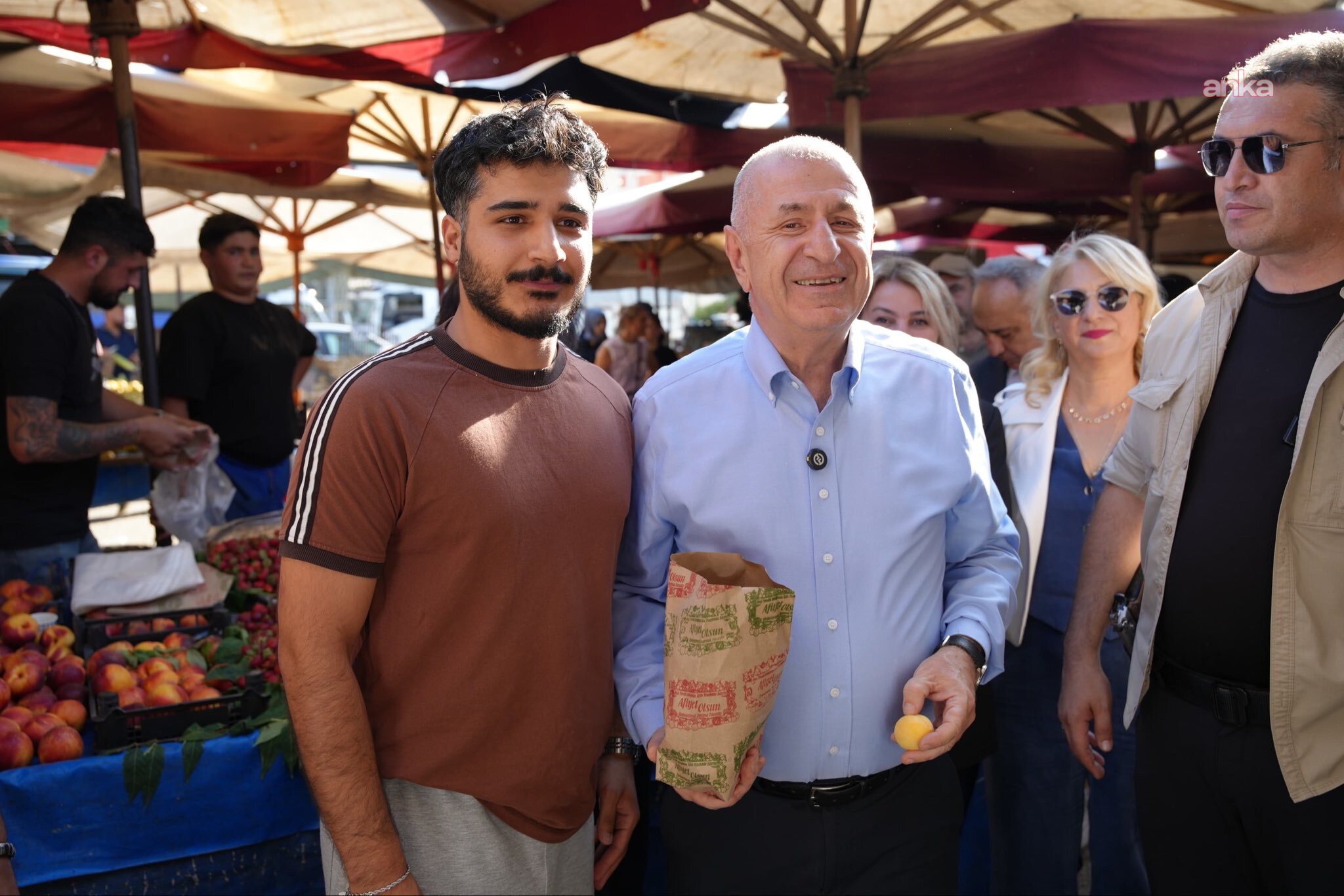 Ümit Özdağ Sincan’da pazar esnafı ve vatandaşlarla buluştu