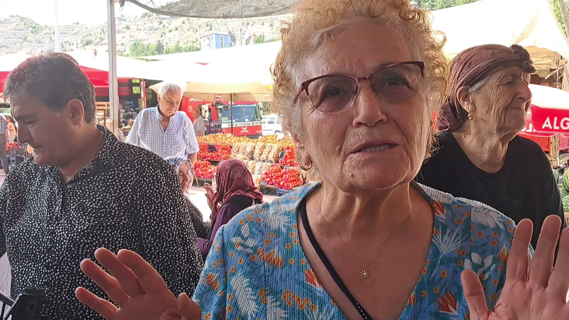 Artvinli emekli pazarda tezgah açtı: Yemekte domates, peynir var. Bir döner parası kazanamıyoruz