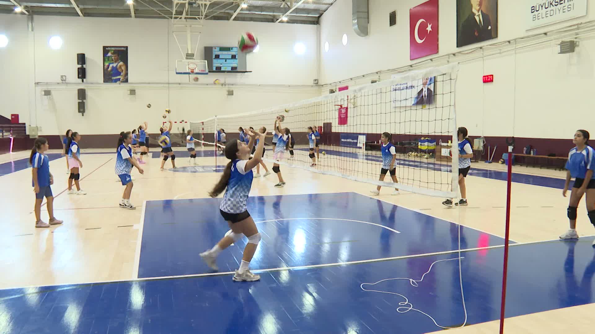 İzmir'de voleybola yoğun ilgi... "Geleceğin Sultanları" yetişiyor