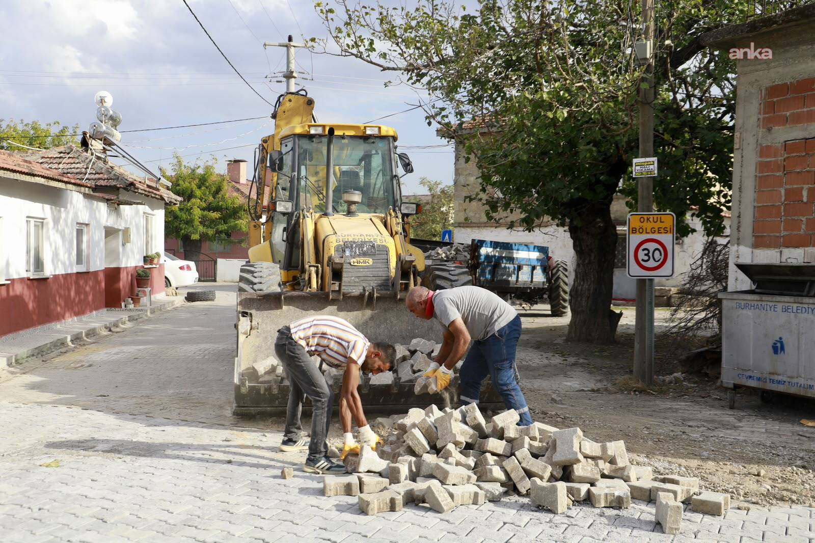Burhaniye'de yol bakım ve yenileme çalışmaları sürüyor