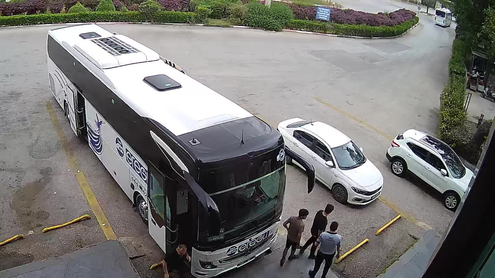 Antalya Otogarı’nda usulsüz taşınan yaklaşık 1 ton yoğurt imha edildi