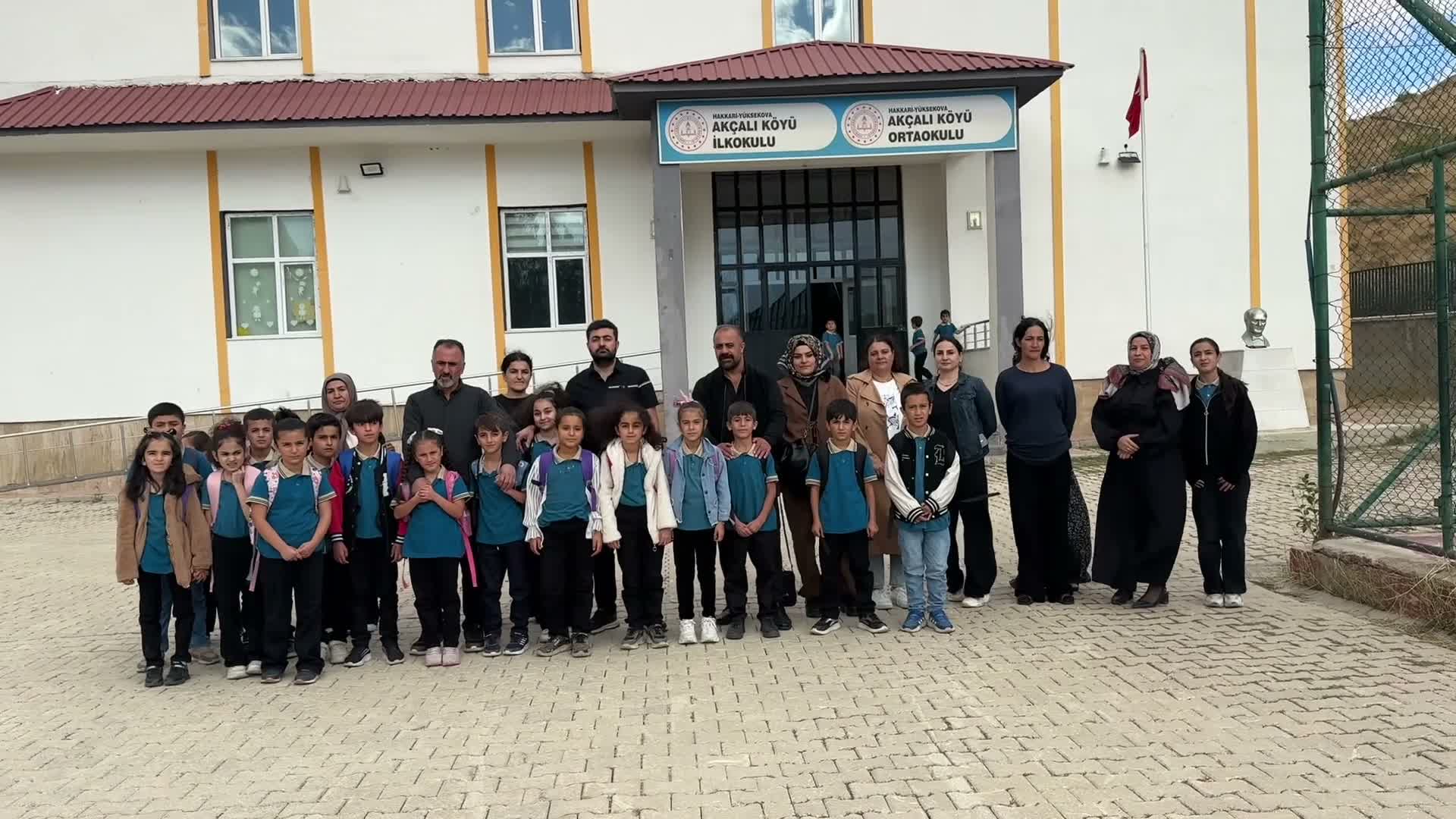 Yüksekova'daki okulda öğretmen eksikliği nedeniyle sınıflar birleştirildi, veliler tepkili