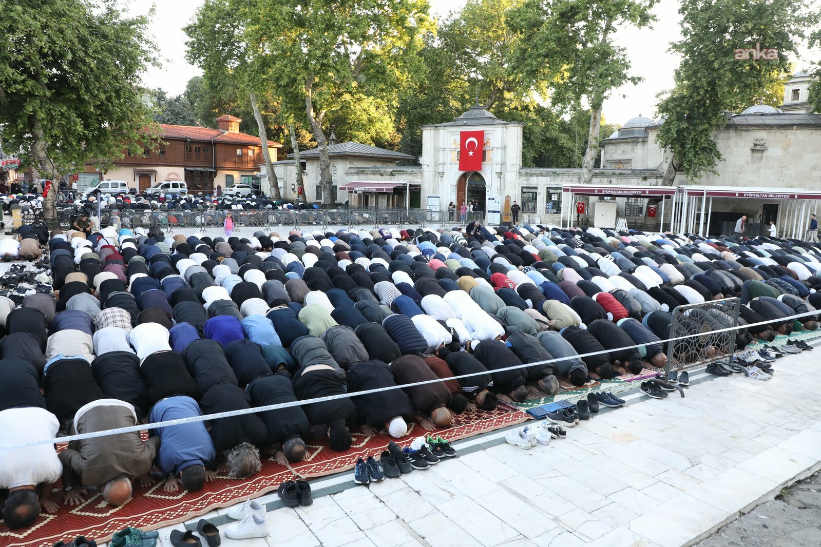 İstanbul'da tarihi camiler bayram namazında doldu taştı