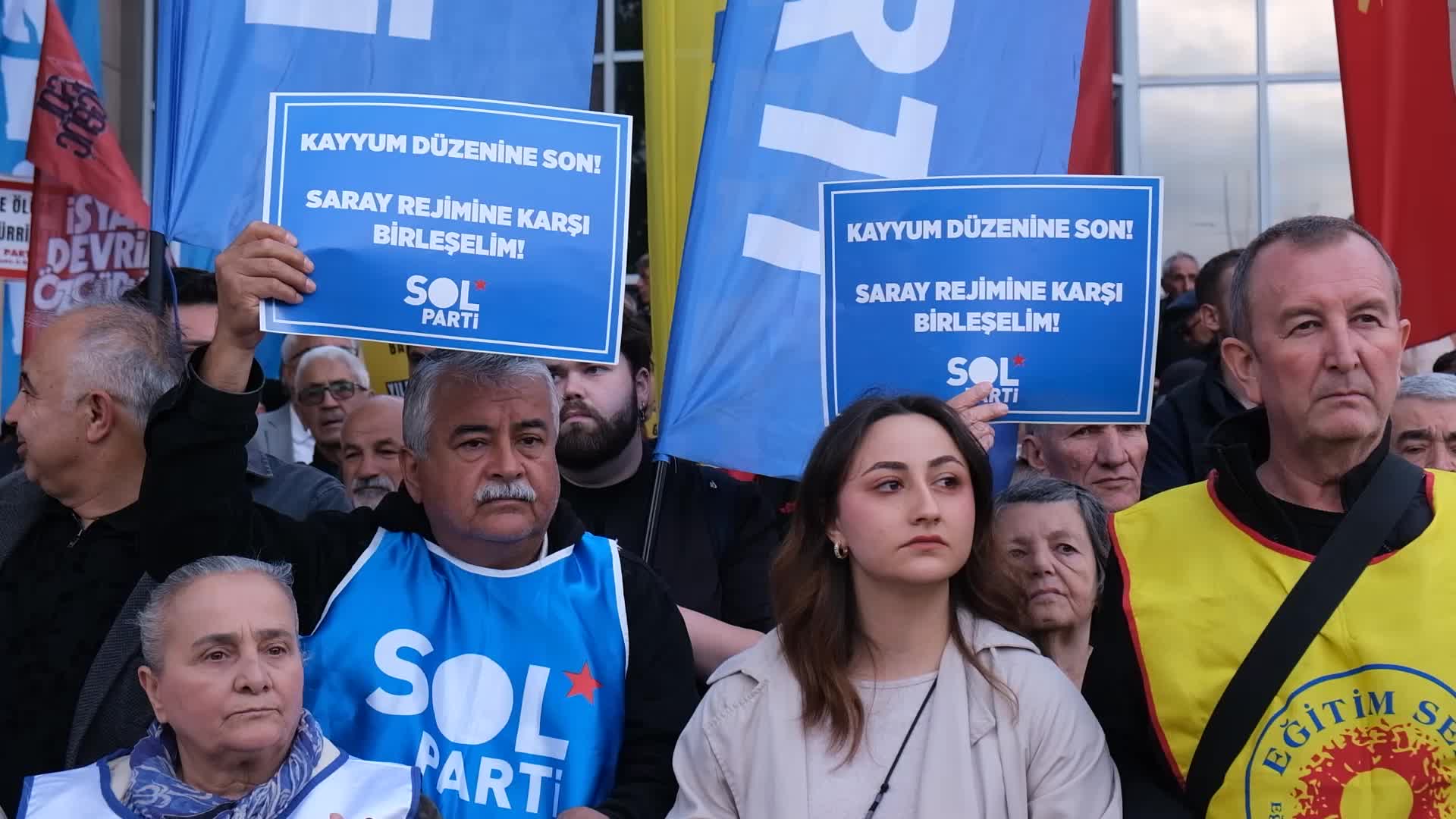 Eskişehir'de "butlan" kararını protesto eden yüzlerce kişi CHP İl Binası’na yürüdü
