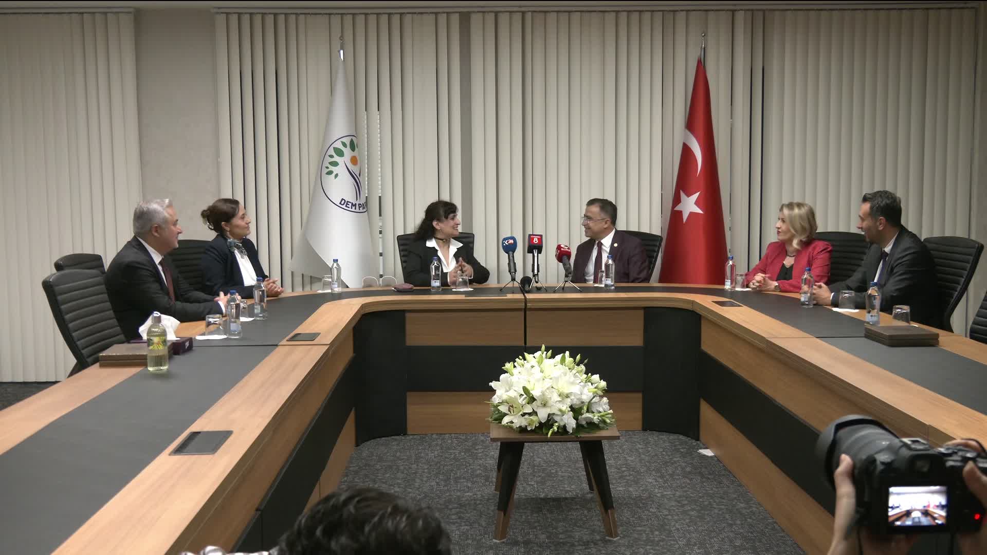 Siyasi partiler arası bayramlaşma... Gelecek Partisi heyeti, DEM Parti'yi ziyaret etti: "Süreç için üstümüze düşeni yapmaya devam edeceğiz"