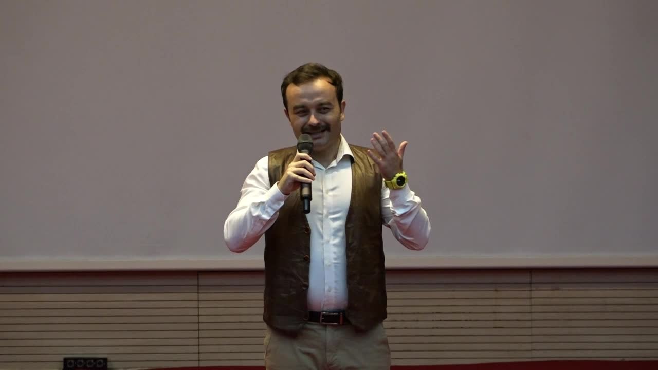 Öyküye esin kaynağı olan sera işçisi, ödülü yazarla birlikte aldı