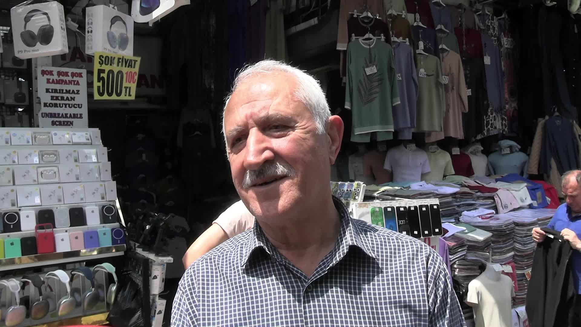 Mahmutpaşa'da alıcı da satıcı da dertli: "Aileler bayramı birlikte geçirmiyor, insan insanı kaldıramaz oldu, tat tuz yok... Gözlerde fer söndü... Kriz büyük"