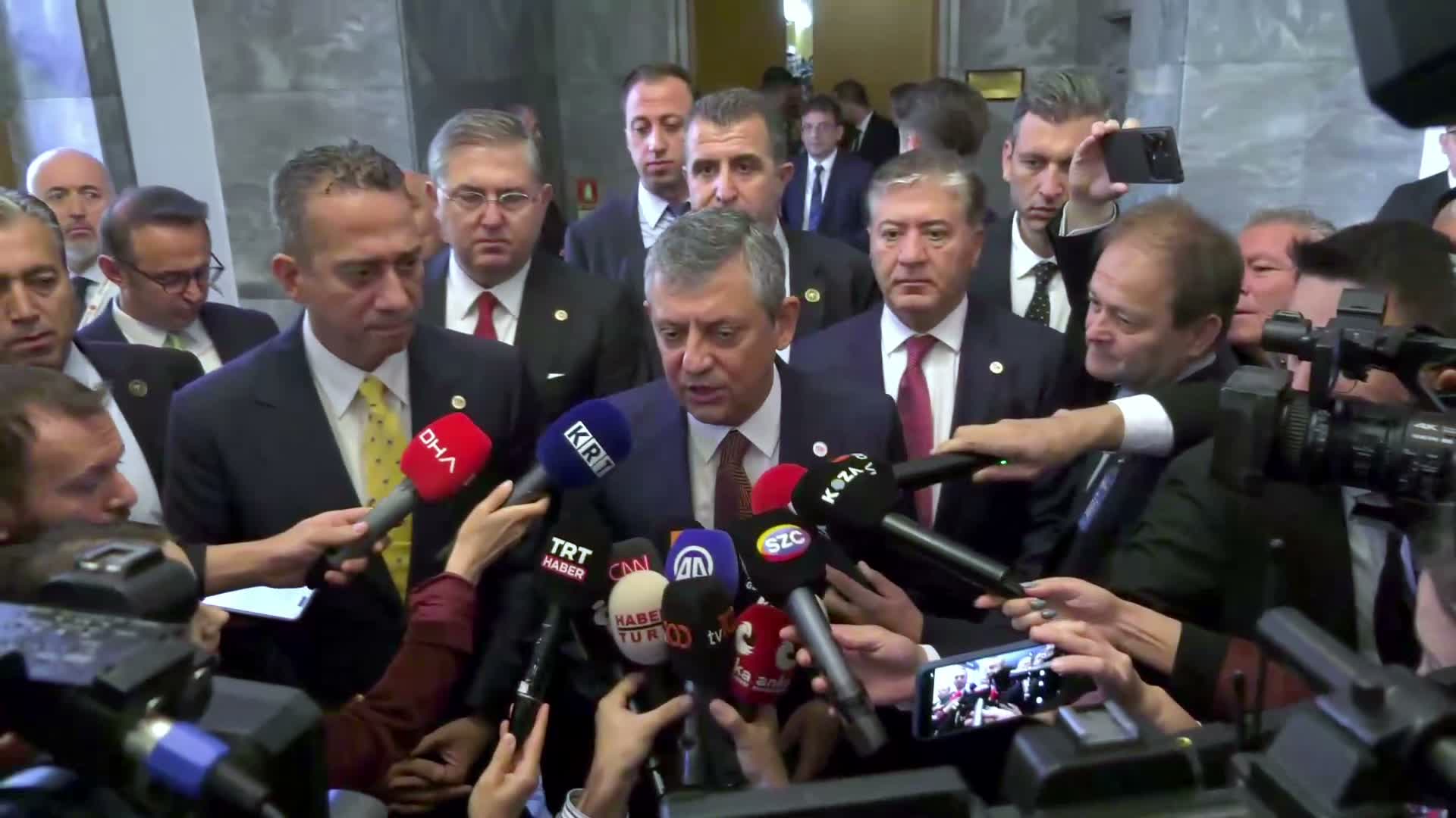 Özgür Özel'den Akın Gürlek'e...
