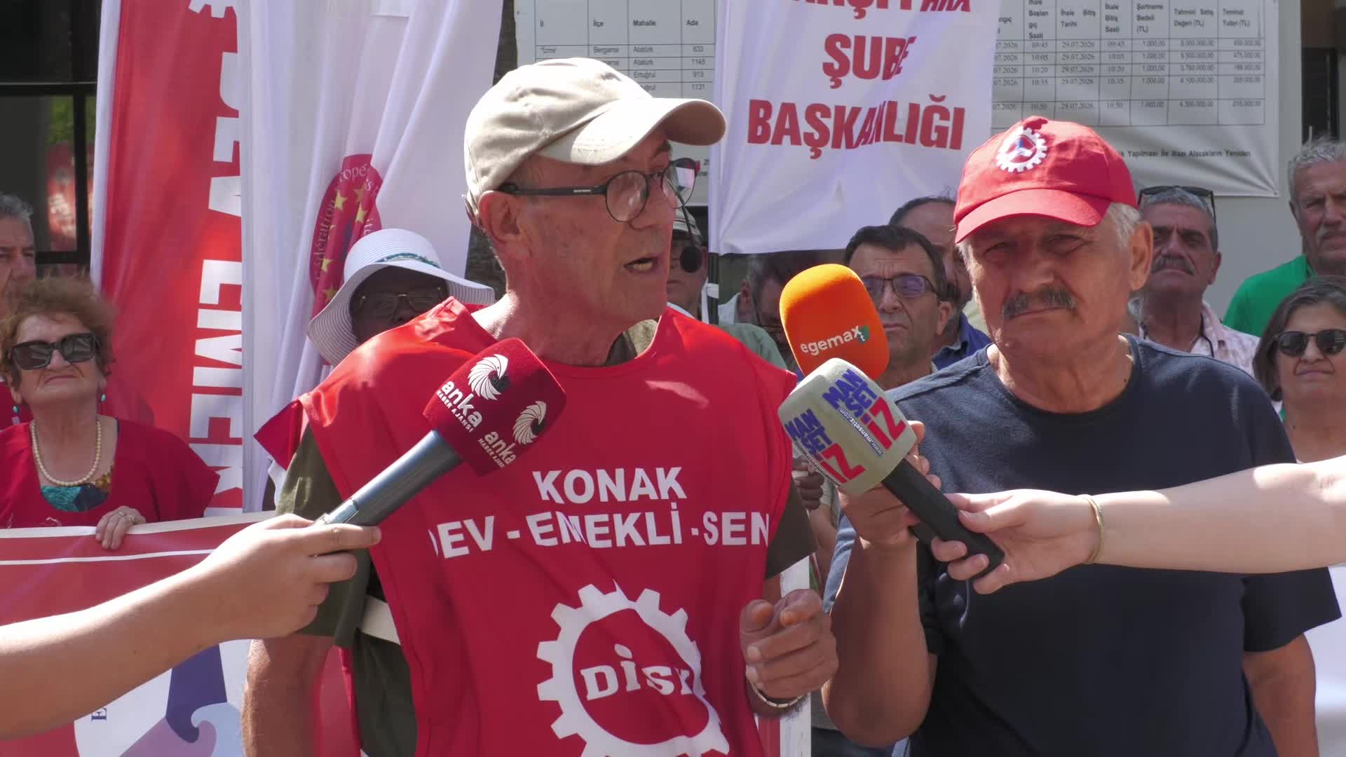 İzmir'de DİSK üyesi emeklilerden iktidara tepki: Önümüzdeki ilk genel seçimde biz kırmızı kart göstereceğiz