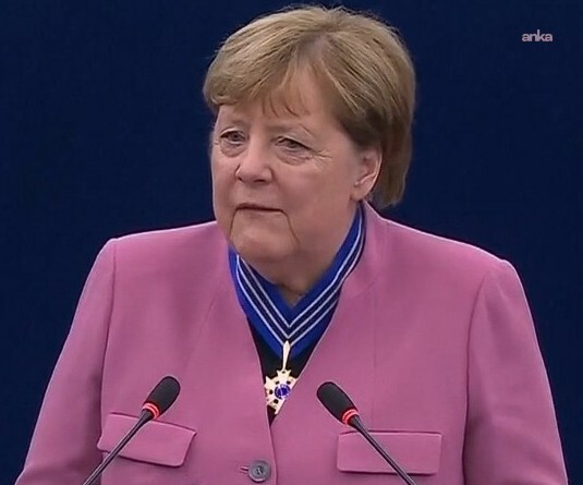 Almanya eski Başbakanı Merkel’e Avrupa Birliği’nin en yüksek liyakat nişanı