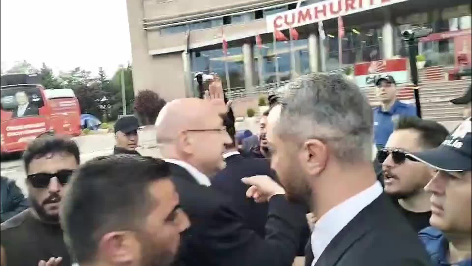 Kılıçdaroğlu'nun avukatı Celal Çelik ve bir grup, polis eşliğinde CHP Genel Merkez binasına girdi