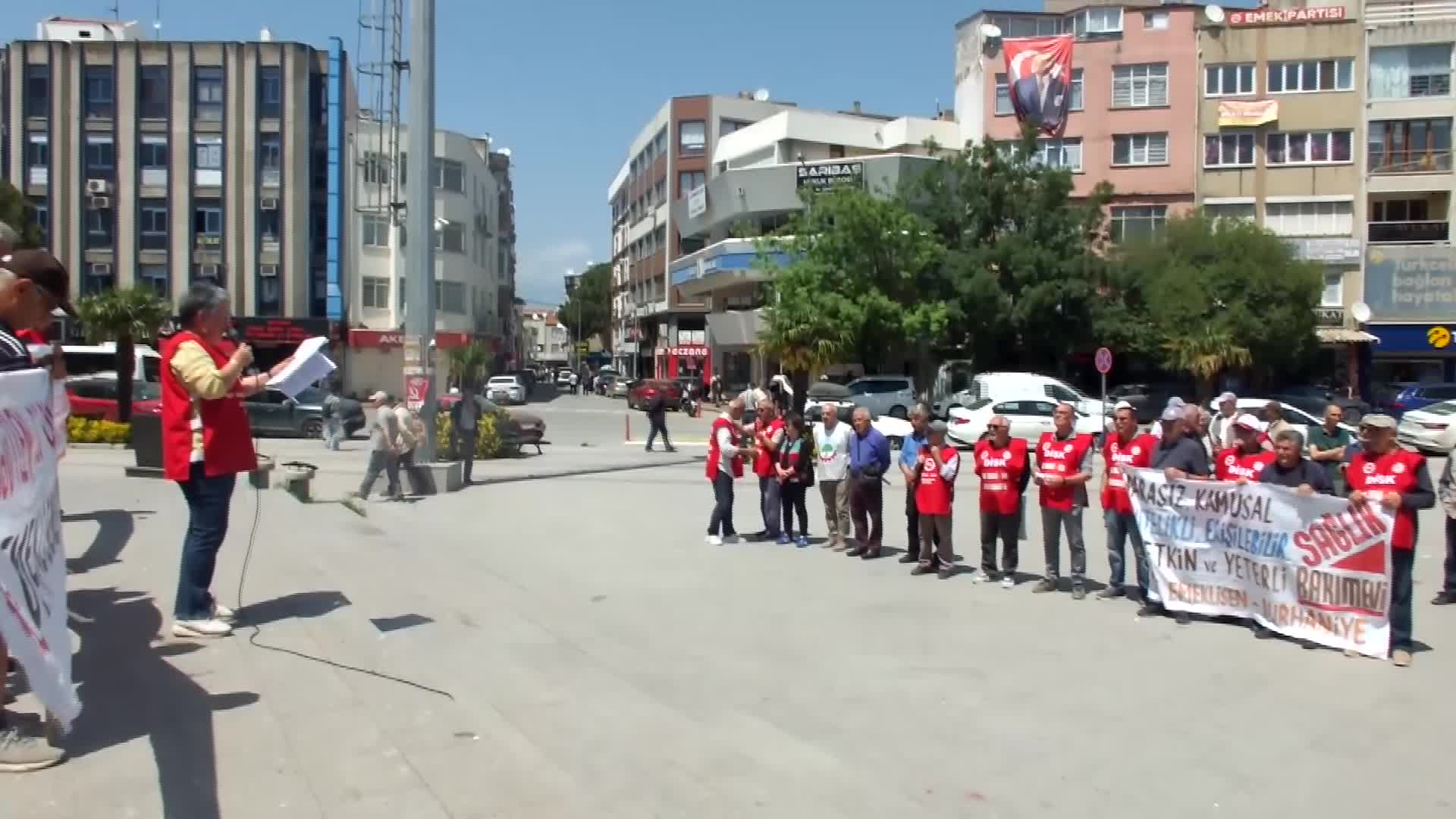 Burhaniye'de emekliler aylık ve ikramiyelerinin artırılması talebiyle basın açıklaması yaptı