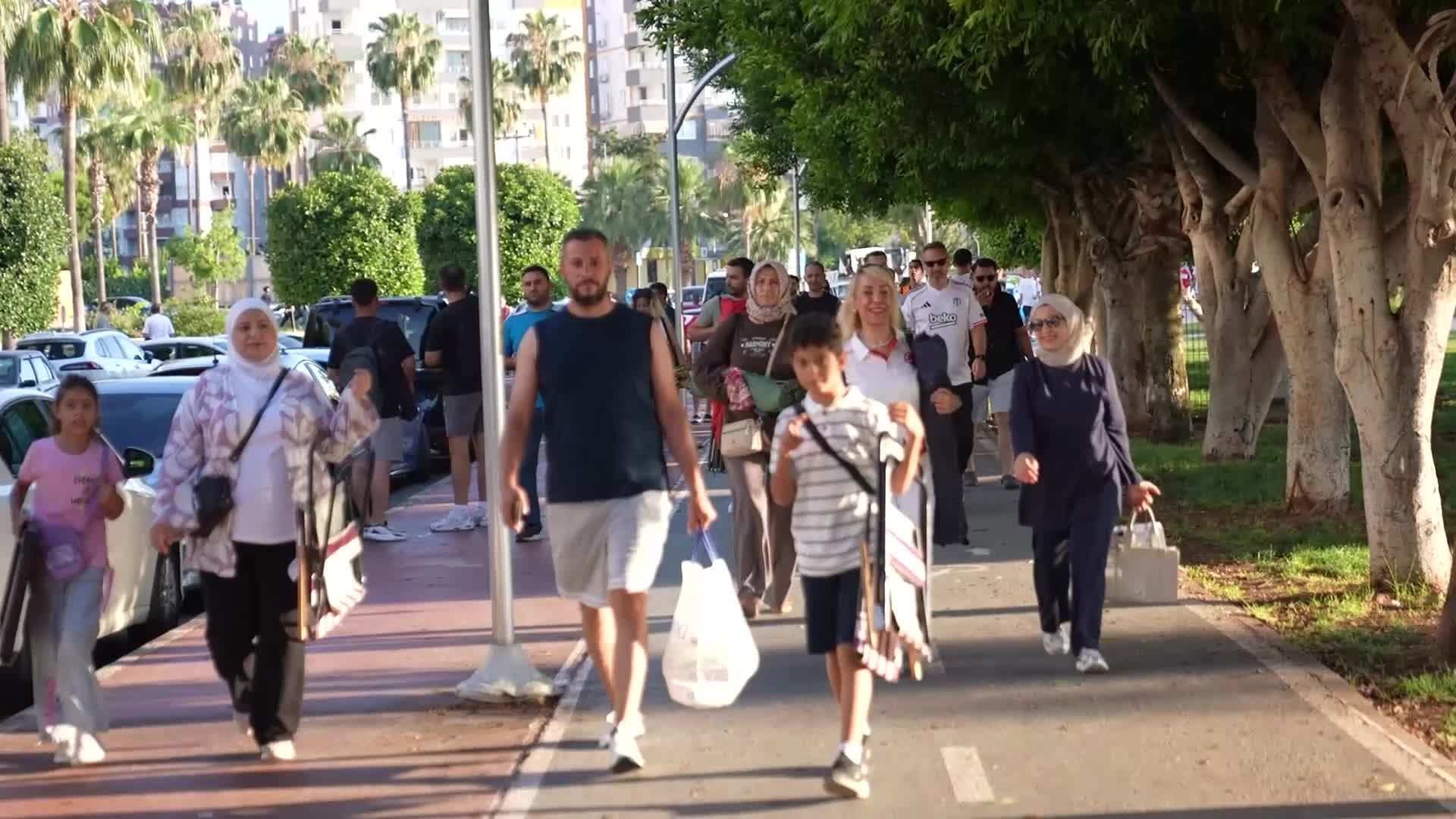Mersin'de milli maç coşkusu yaşandı