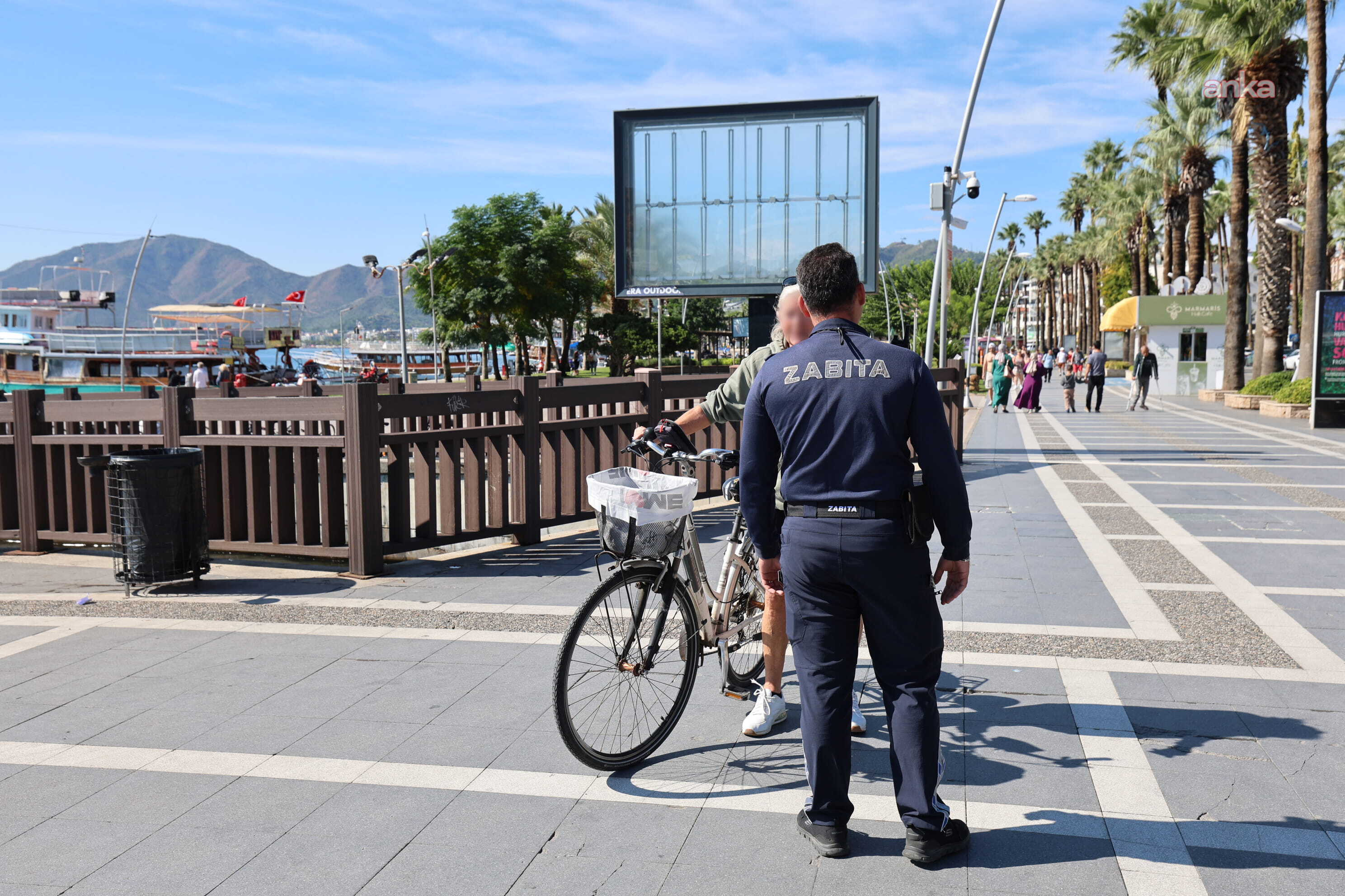 Marmaris Zabıtası'ndan yaya yolu denetimi