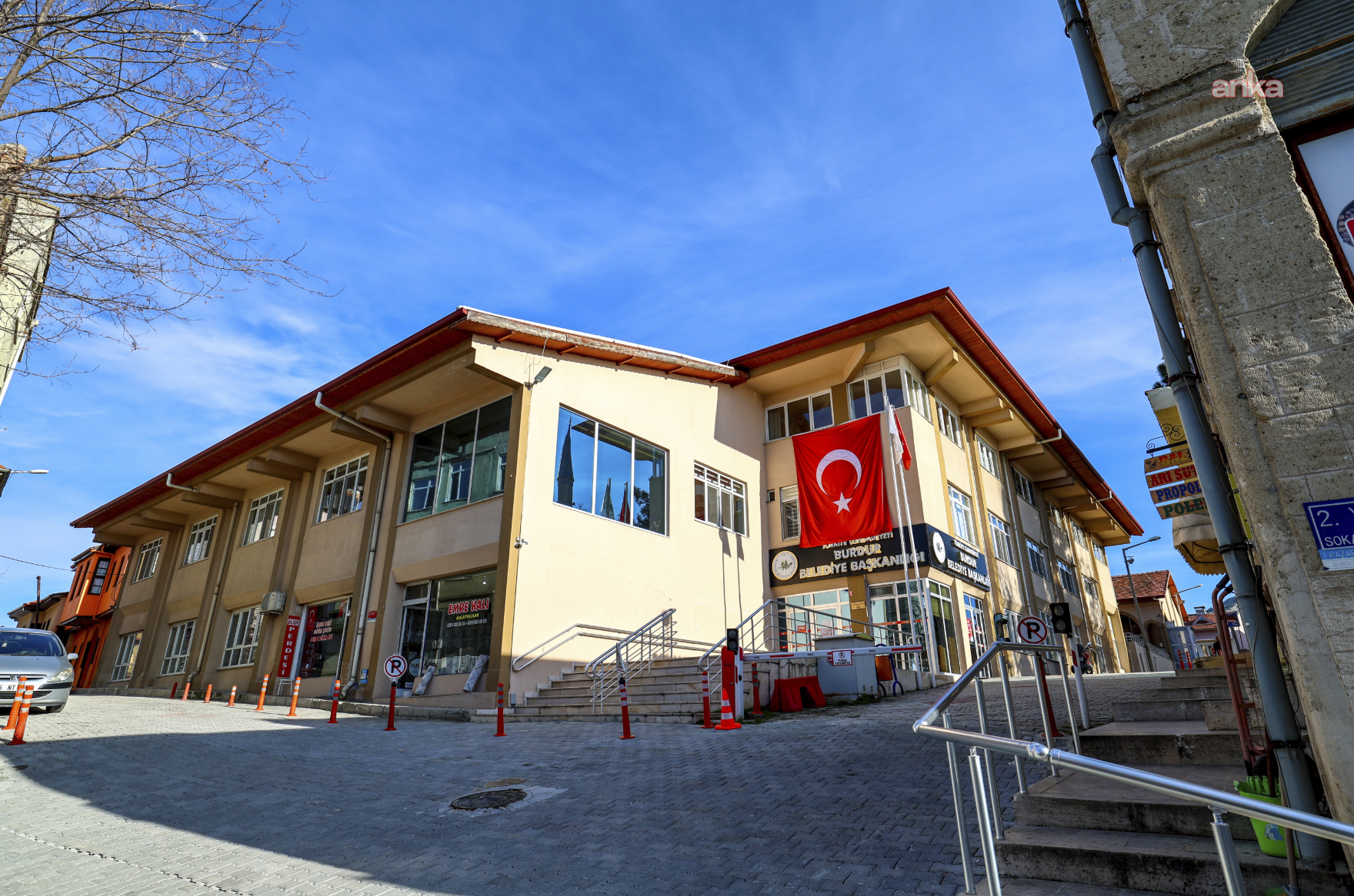 Burdur Belediyesi'nden İstasyon Caddesi'ndeki kızılçamların kesimine ilişkin açıklama
