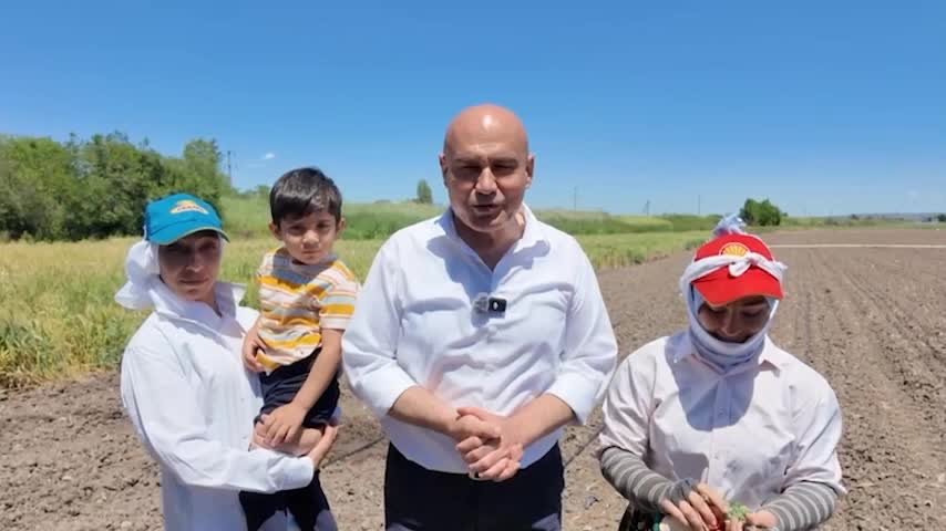 İYİ Partili Çömez, mevsimlik işçilerin sorunlarını dinledi: "Fatura, bordro, SGK yok. Ortada devlet kurumu kalmadığı için, boşluğu 'ağalık ve sömürü düzeni' dolduruyor"