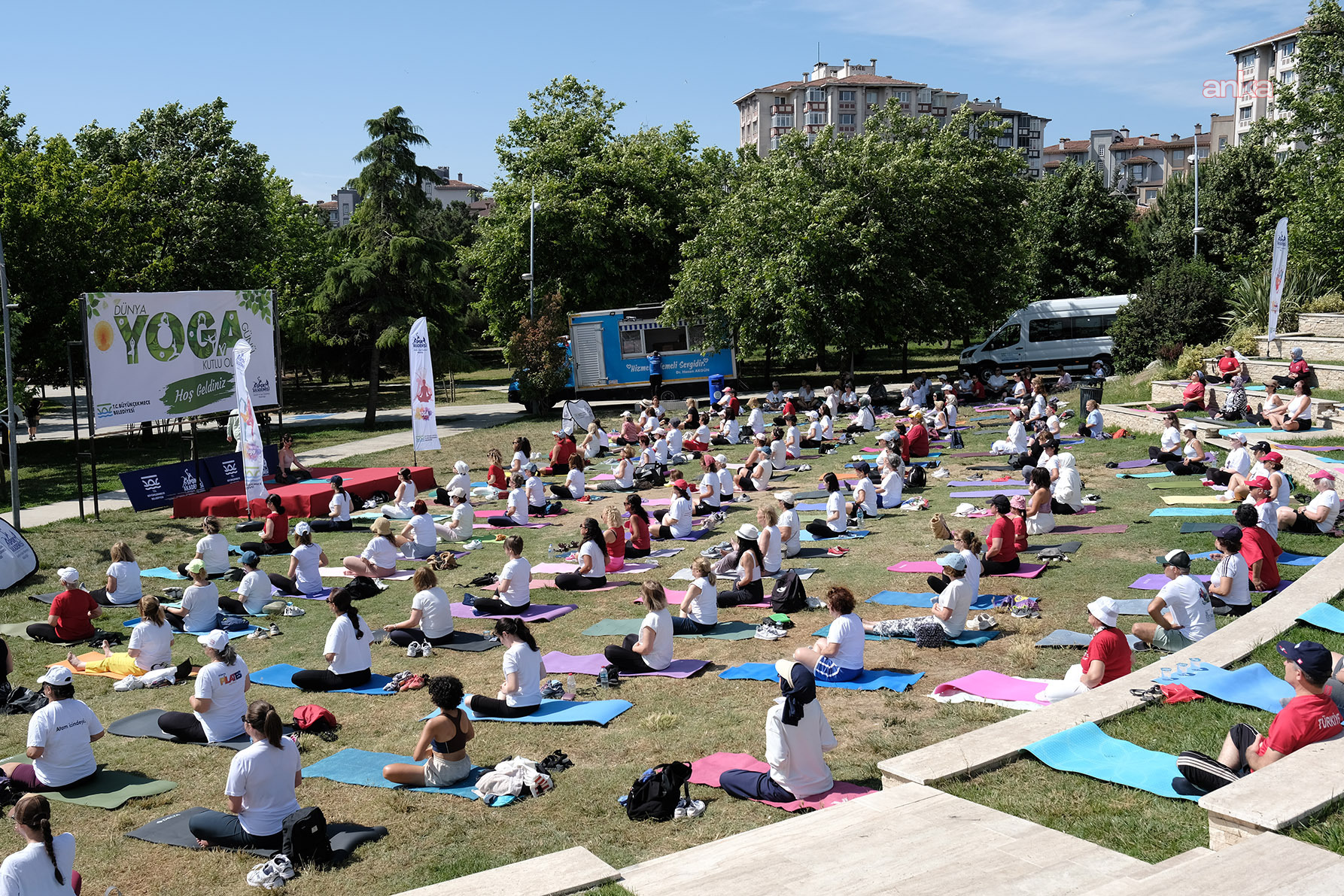 Büyükçekmece’de Dünya Yoga Günü’ne özel yüzlerce kadın yoga yaptı