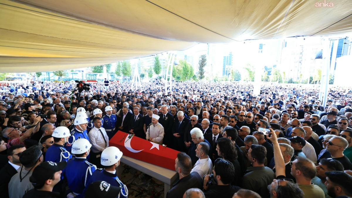 Kadir İnanır alkışlarla son yolculuğuna uğurlandı