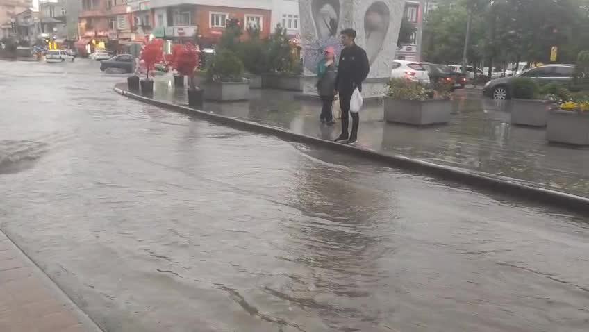 Sağanak yağış Isparta’yı olumsuz etkiledi: Evleri su bastı