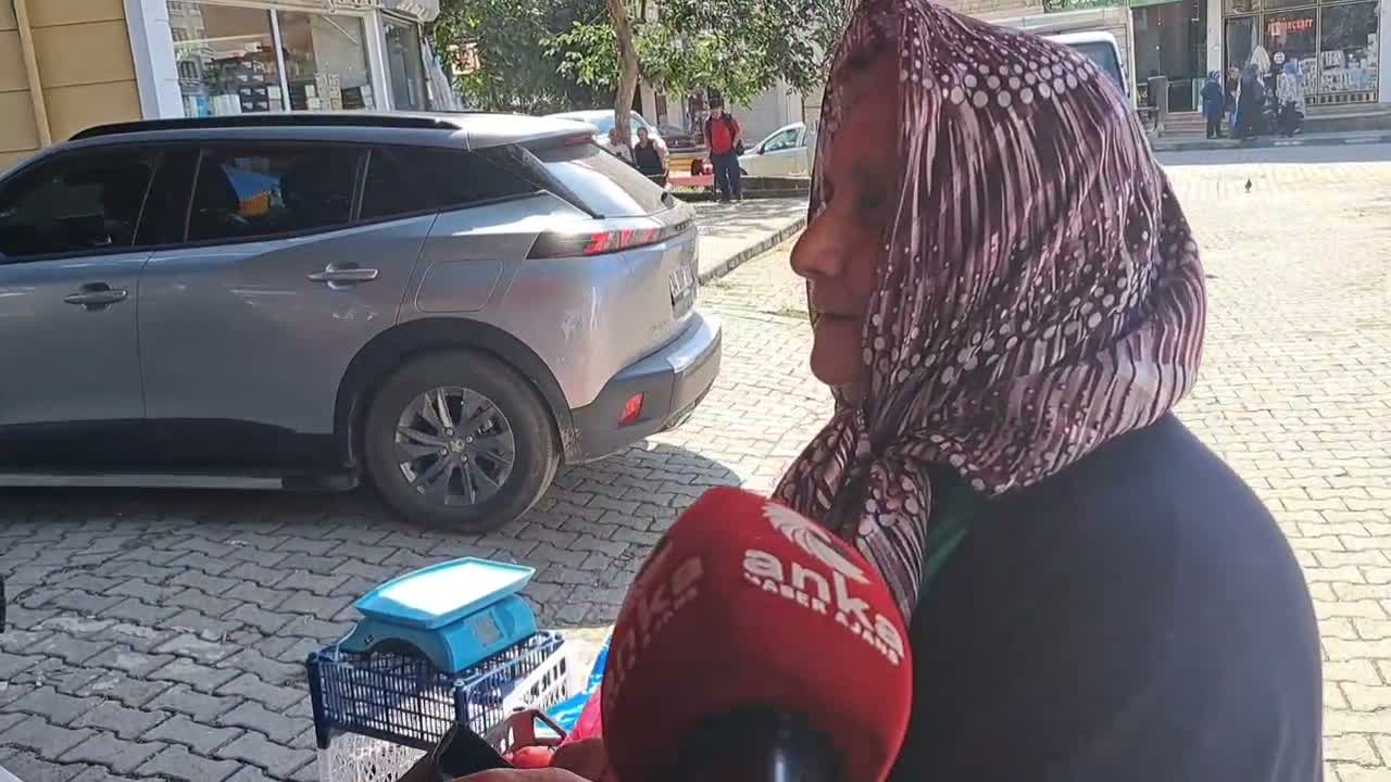 Kemalpaşa pazarında hayat pahalılığı: "Geziyorum, bakıyorum, kimse bir şey vermiyor, ben de alamıyorum"