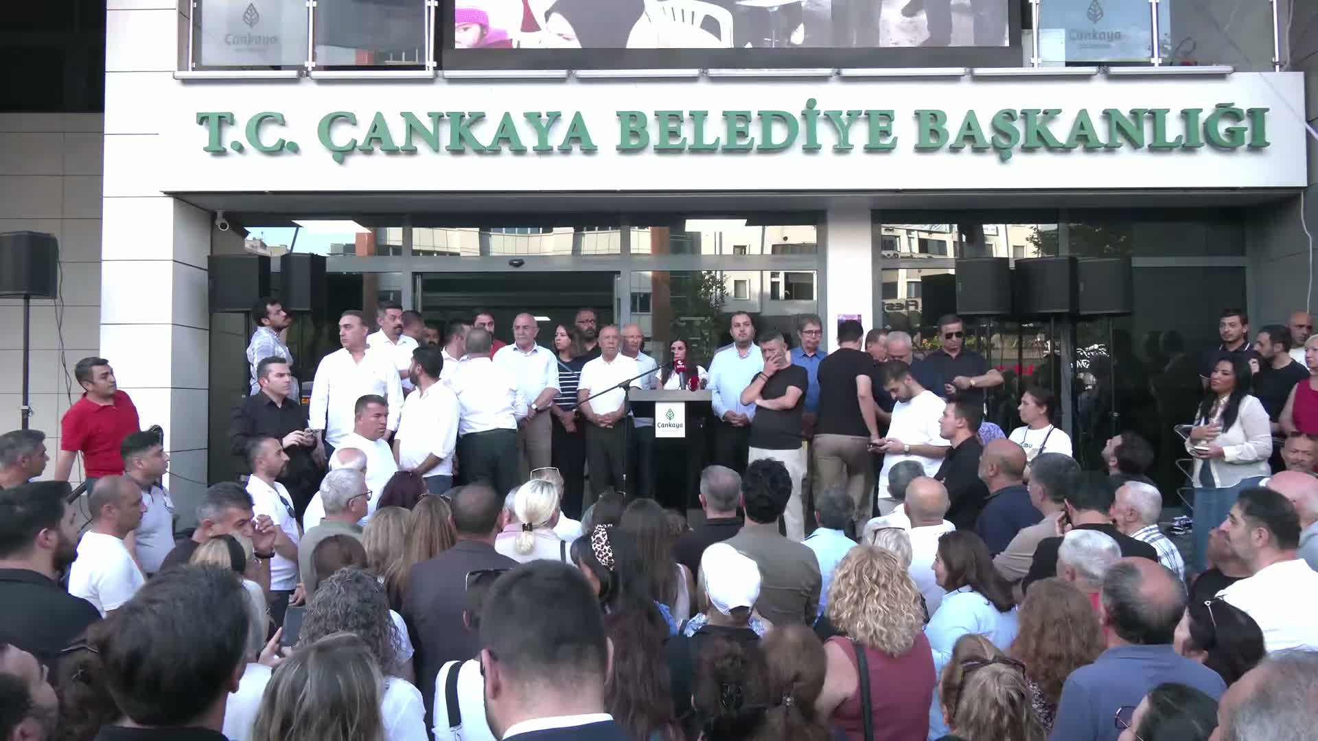 Hüseyin Can Güner'in tutuklanması Çankaya Belediyesi önünde protesto edildi