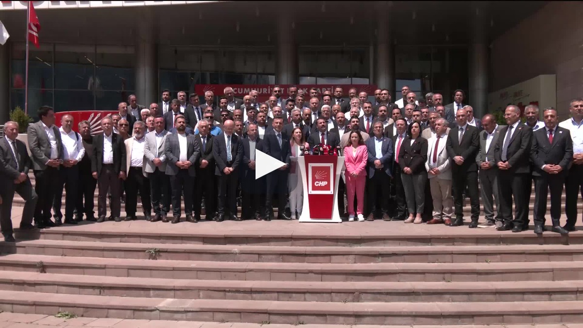 74 il başkanından CHP Genel Merkezi önünde çağrı: 10 gün içinde kurultay