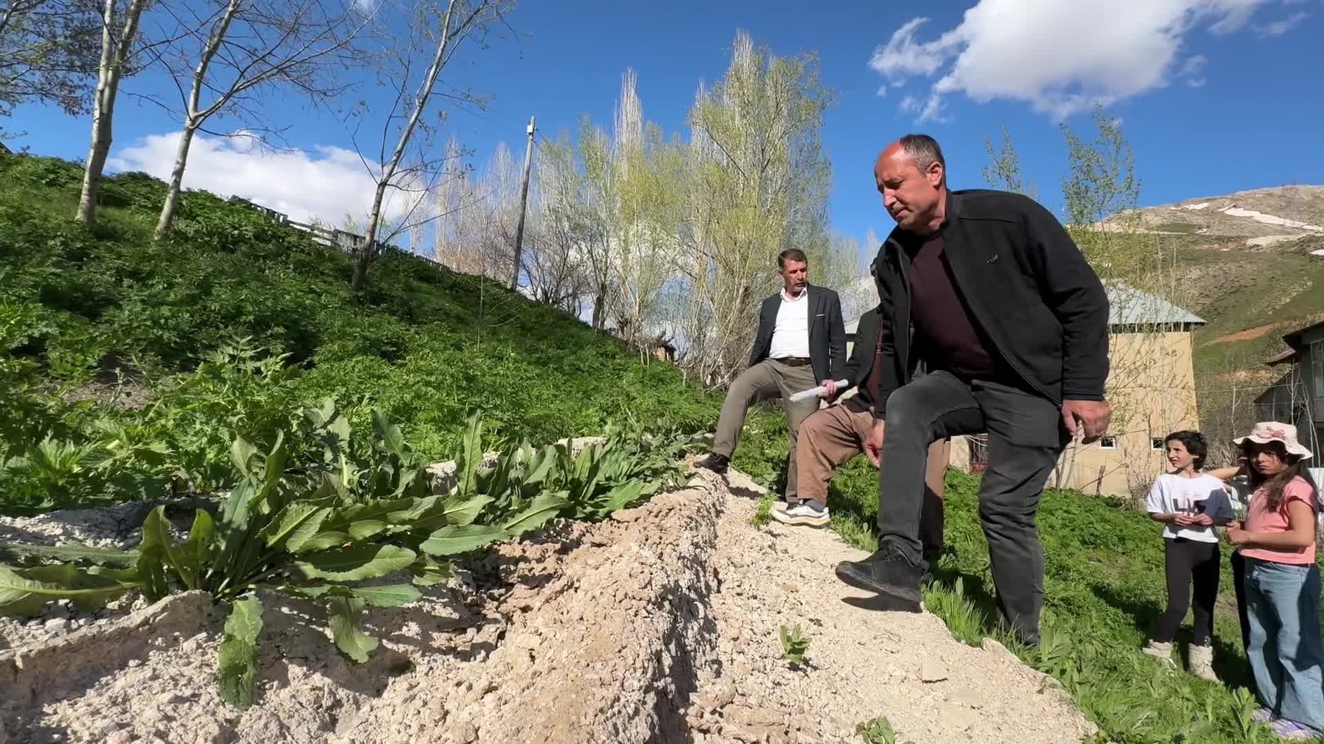 Hakkari'de 3 yıl önce yapılan kanal kullanılamaz hale geldi, köylü "susuz kaldı"