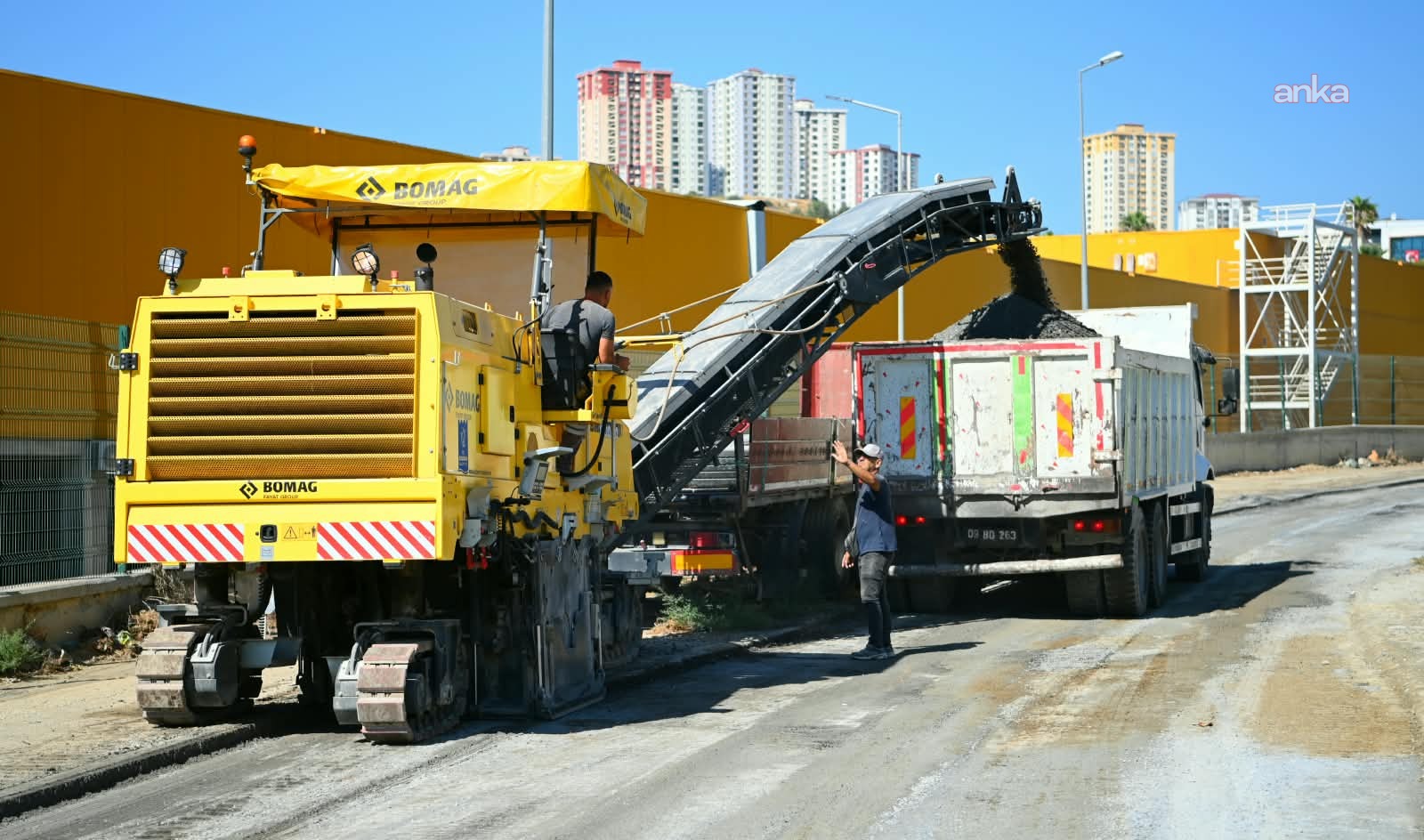 Kuşadası Belediyesi'nden Değirmendere'de üstyapı mesaisi