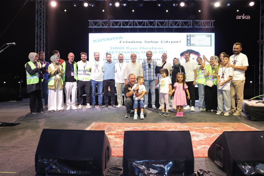 Kütahya'da DMD hastası Metehan için dayanışma konseri: "Zakkum" sahne aldı
