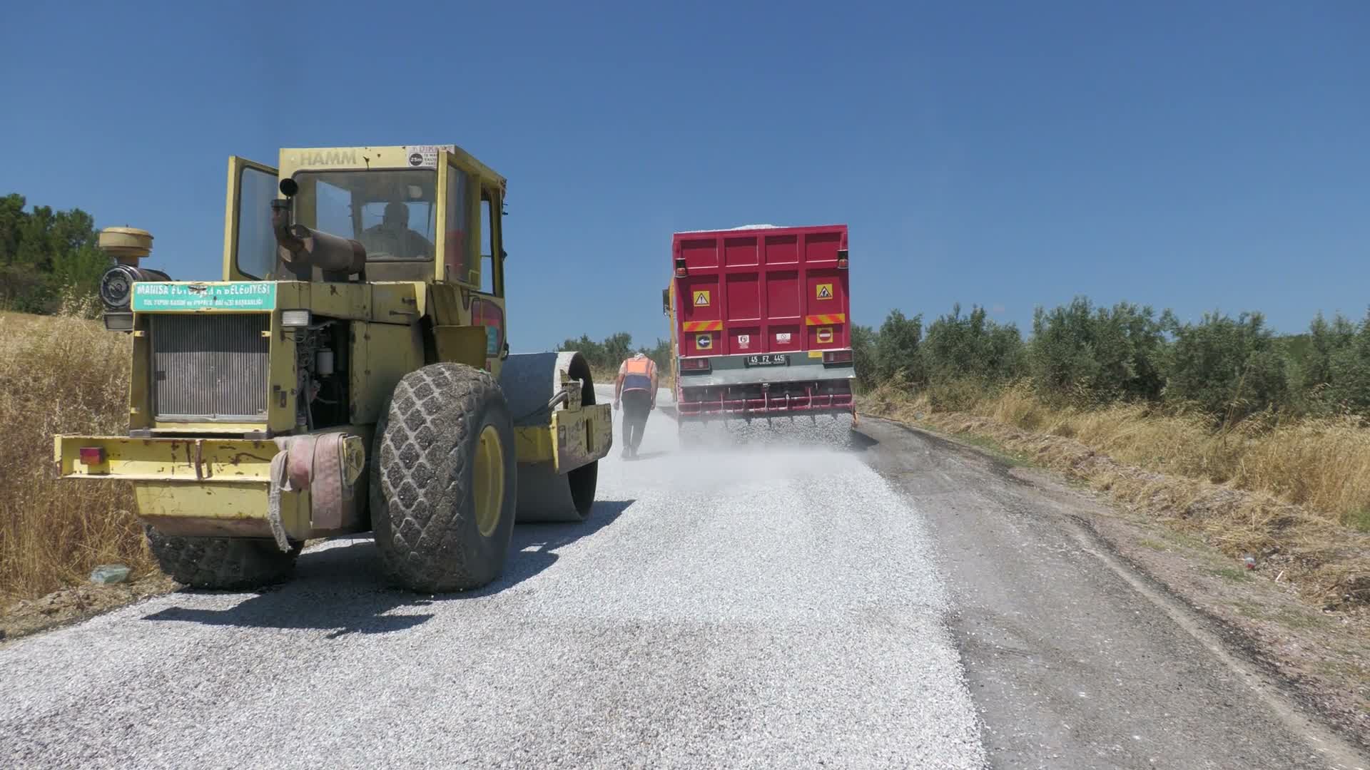 Manisa Büyükşehir Belediyesi'nden Gördes'te 14 kilometrelik asfalt çalışması
