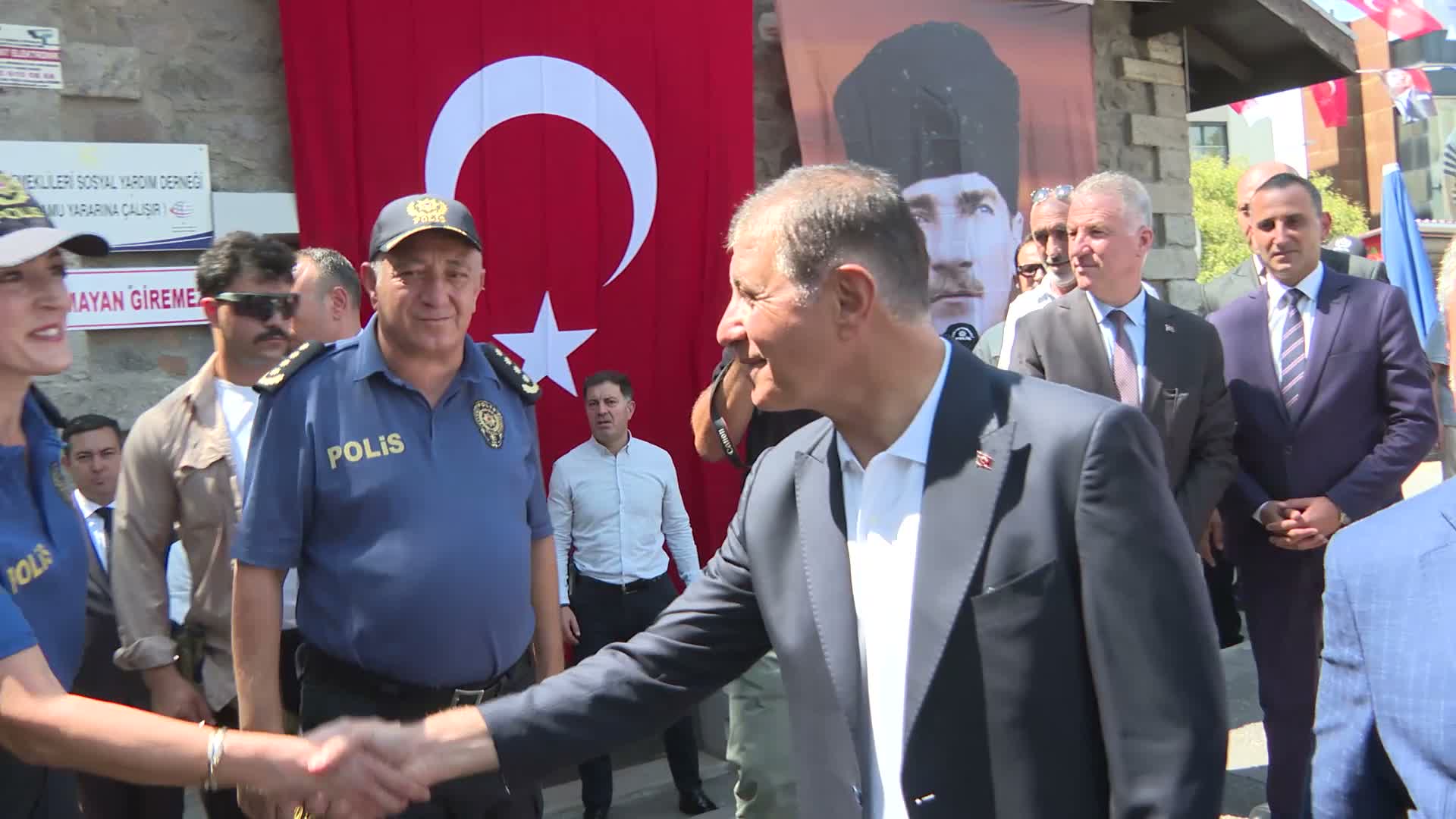 Cemil Tugay şehit aileleri ve gazilerle buluştu: “Şehit ailelerimiz ve gazilerimiz baş tacımız”
