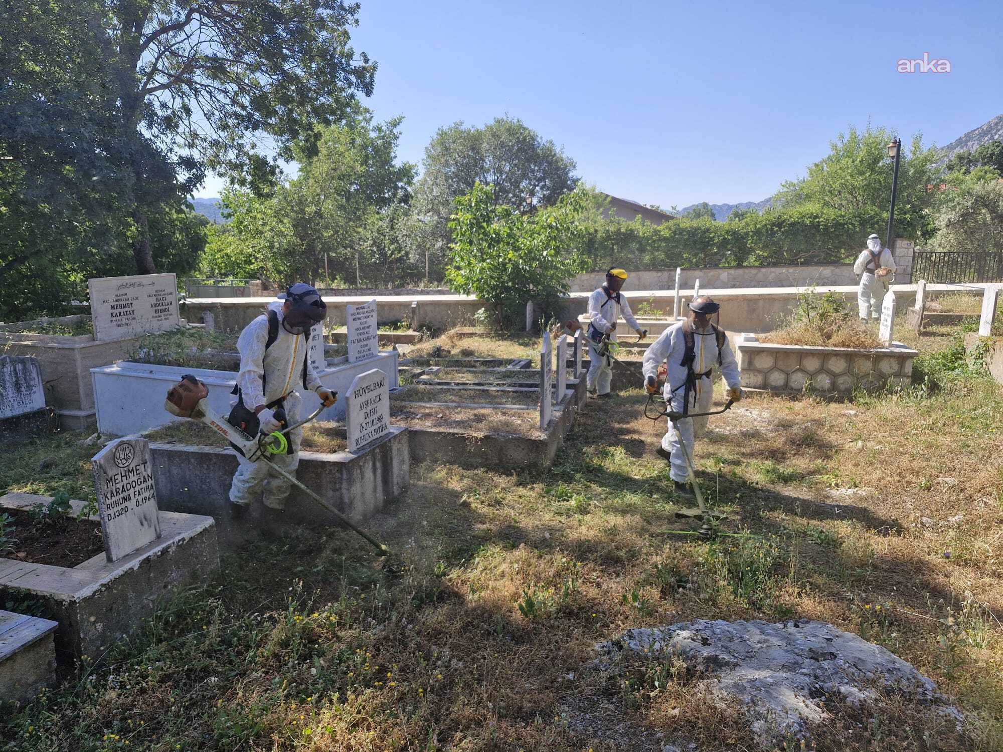 Antalya Büyükşehir Belediyesi ekiplerinden ilçe mezarlıklarında çalışma