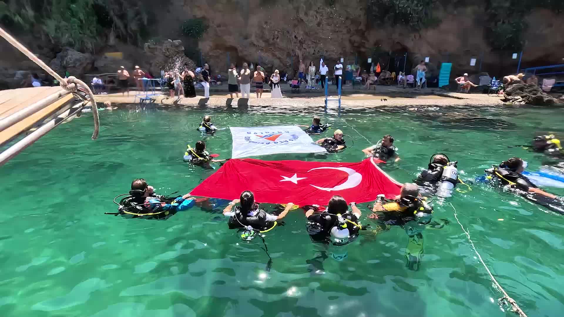 Muratpaşa Belediyesi'nden Erenkuş Plajı’nda deniz dibi temizliği