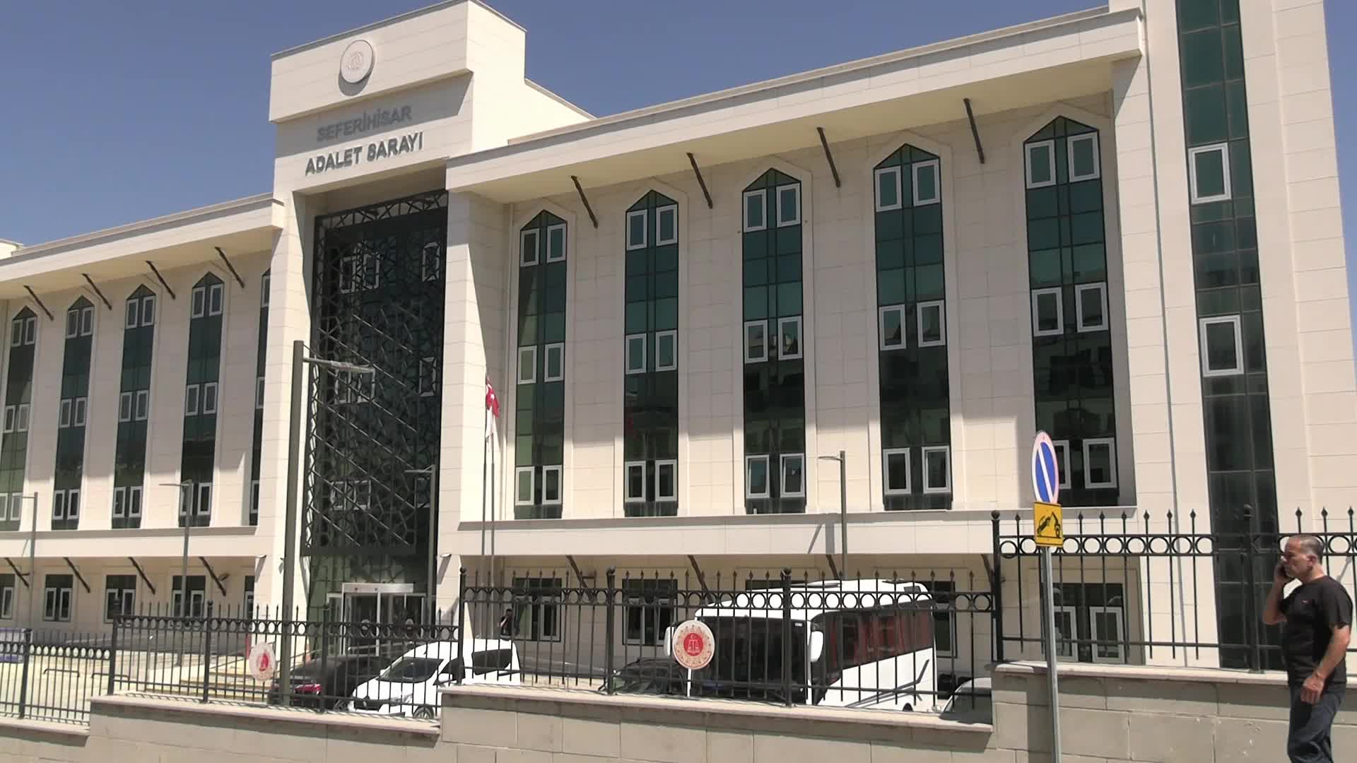Hakkında ev hapsi kararı verilen Balçova Belediye Başkanı Onur Yiğit adliyeden ayrıldı