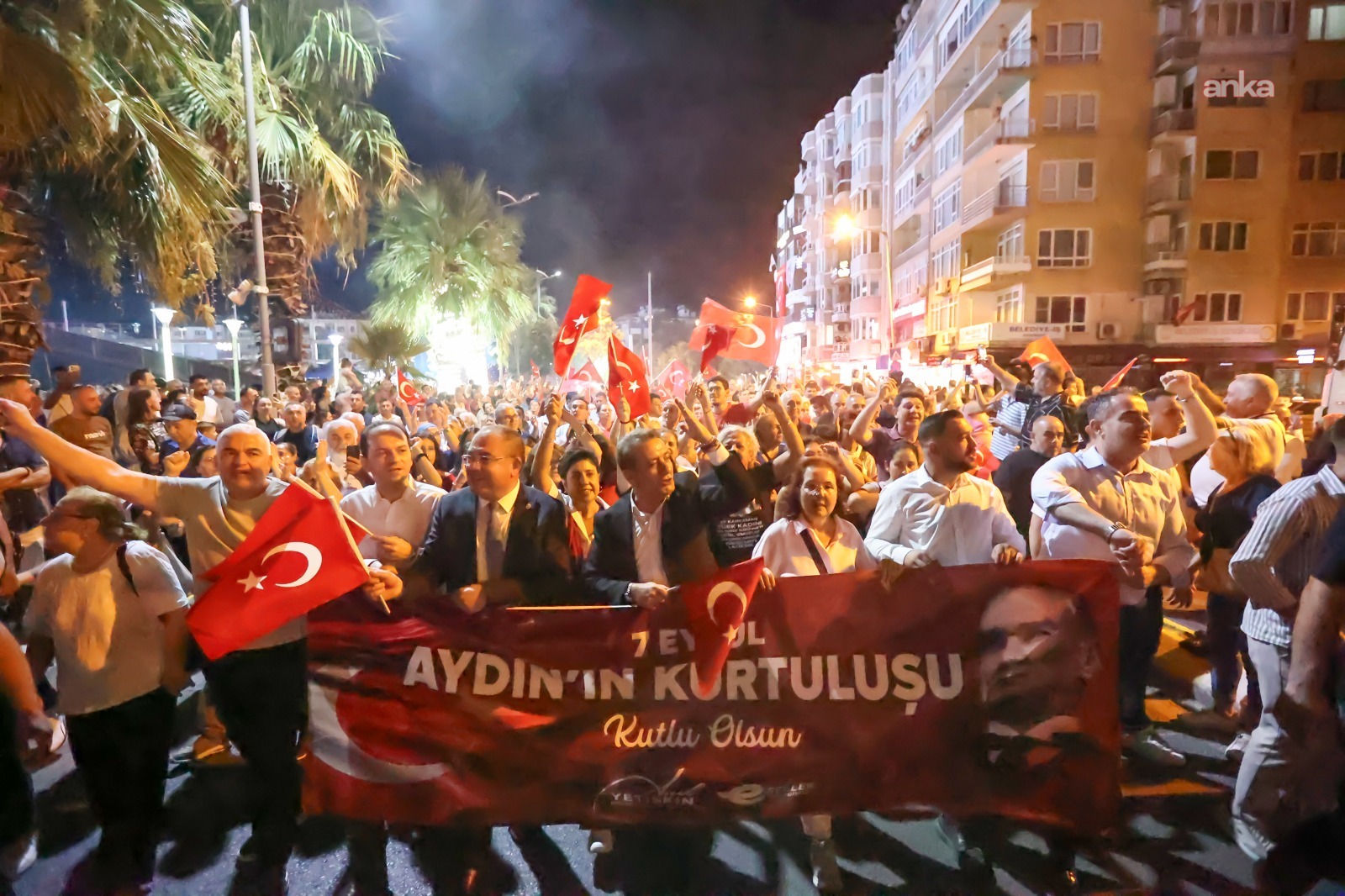 Efeler'de kurtuluşun 104'üncü yılına özel fener alayı